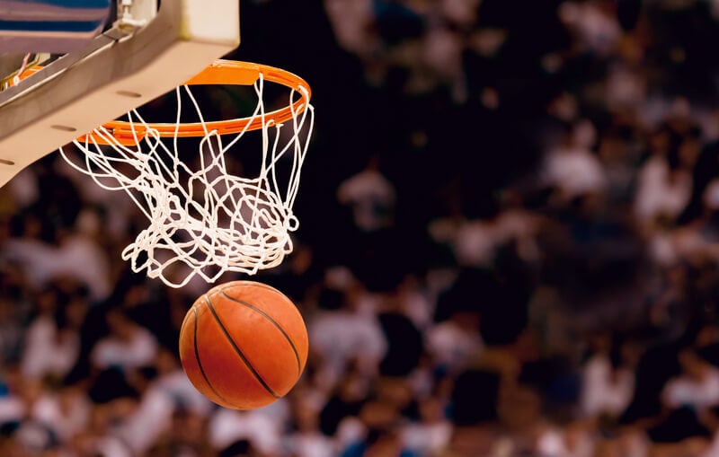 Cesta de basquete com bola atravessada