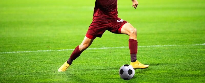 Jogador com o domínio da bola prestes a chutar em uma partida da Premier League.