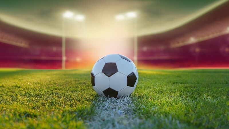Bola em gramado em estádio de futebol