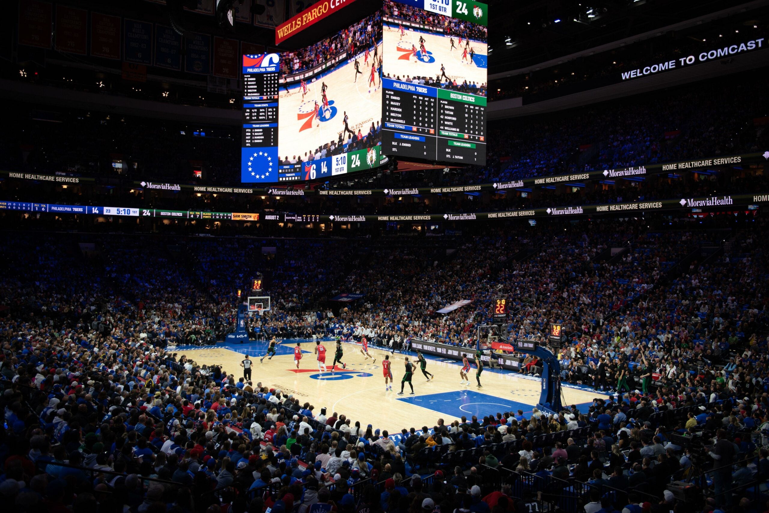 Quadra de basquete em uma visão geral durante o Jogo 3 da Rodada 2 das Semi-Finais da Conferência Leste dos Playoffs da NBA de 2023 entre o Boston Celtics e o Philadelphia 76ers. A arena está lotada de torcedores na arquibancada.