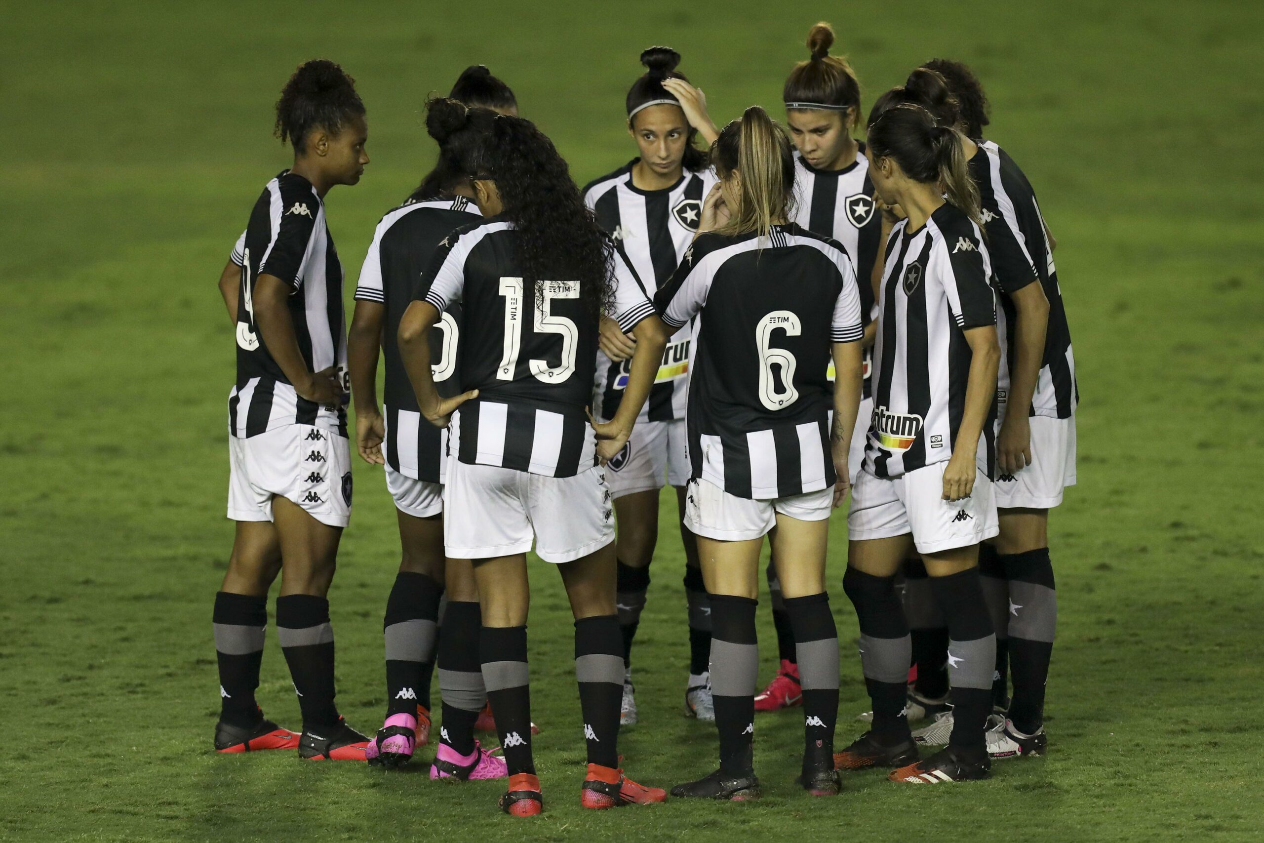 Equipe do futebol feminino do Botafogo discute jogada em confronto com o Corinthians