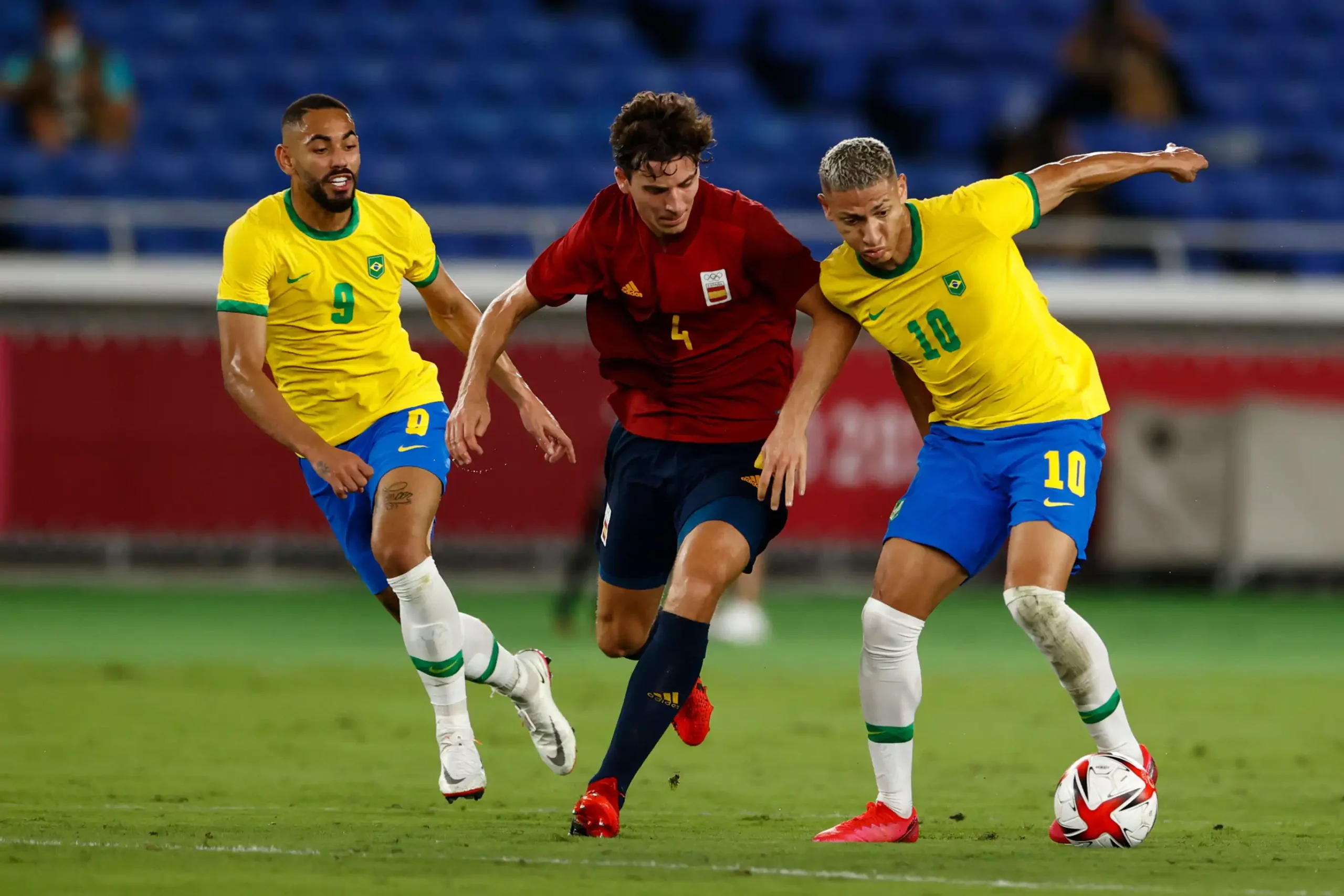 Matheus Cunha (BRA), Pau Torres (ESP), Richarlison (BRA) em ação, duelos, Brasil - Espanha BRA - ESP 2: 1