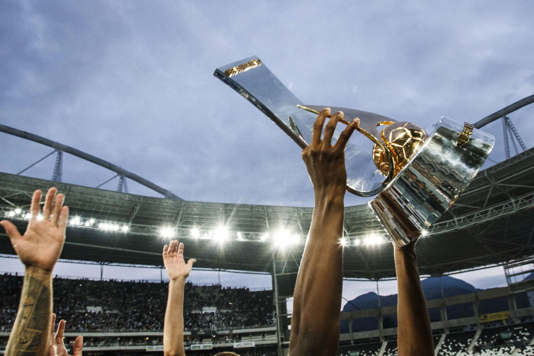 Jogadores do Botafogo segurando taça