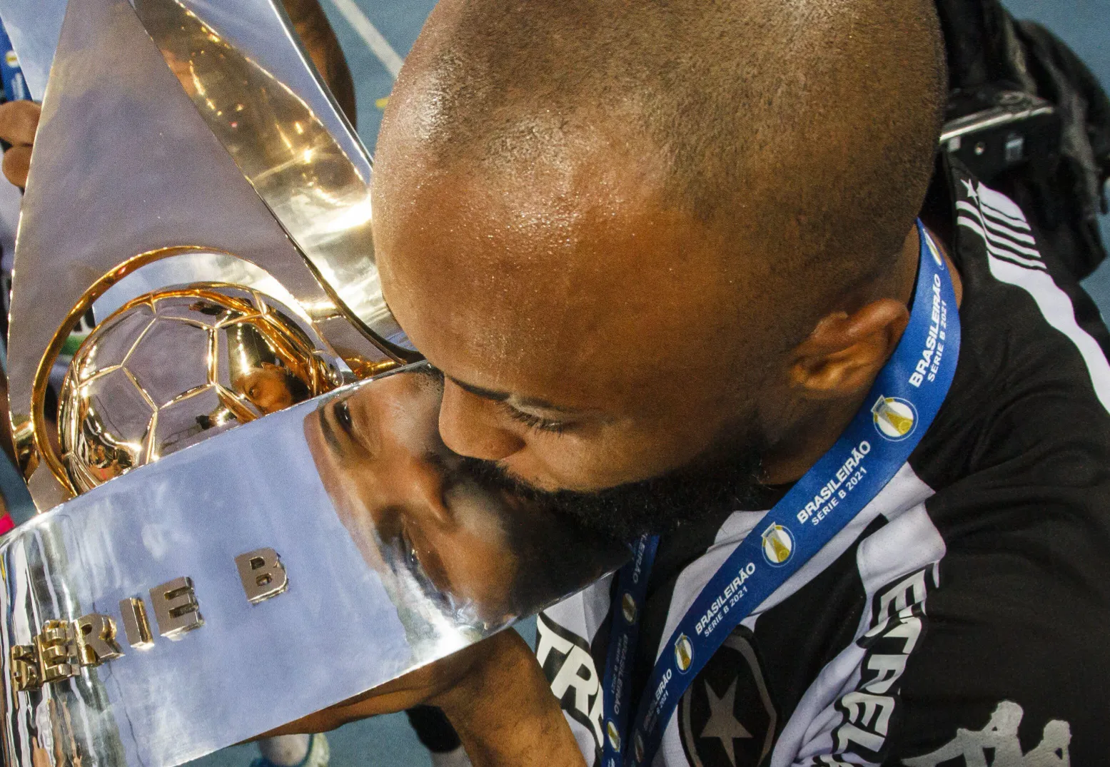 Jogadores do Botafogo comemoram o titulo da Serie B do Campeonato Brasileiro ao final da partida contra o Guarani, valida pela 38ª rodada da competicao, realizada no estadio Nilton Santos (Engenhao), na zona norte do Rio de Janeiro, neste domingo, 28 de novembro de 2021. A partida terminou empatada por 2 a 2.