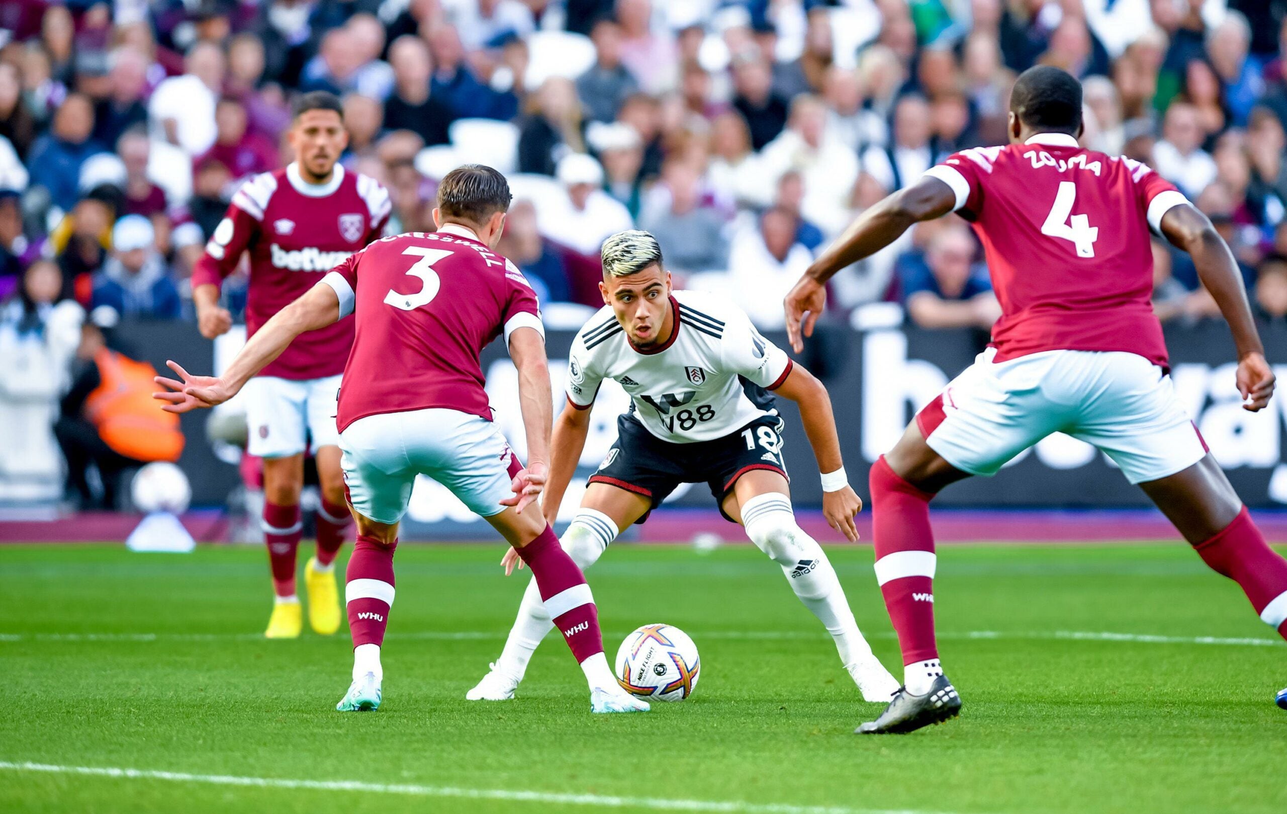 Andreas Pereira do Fulham disputa bola com a adversário do West Ham United pela Premier League