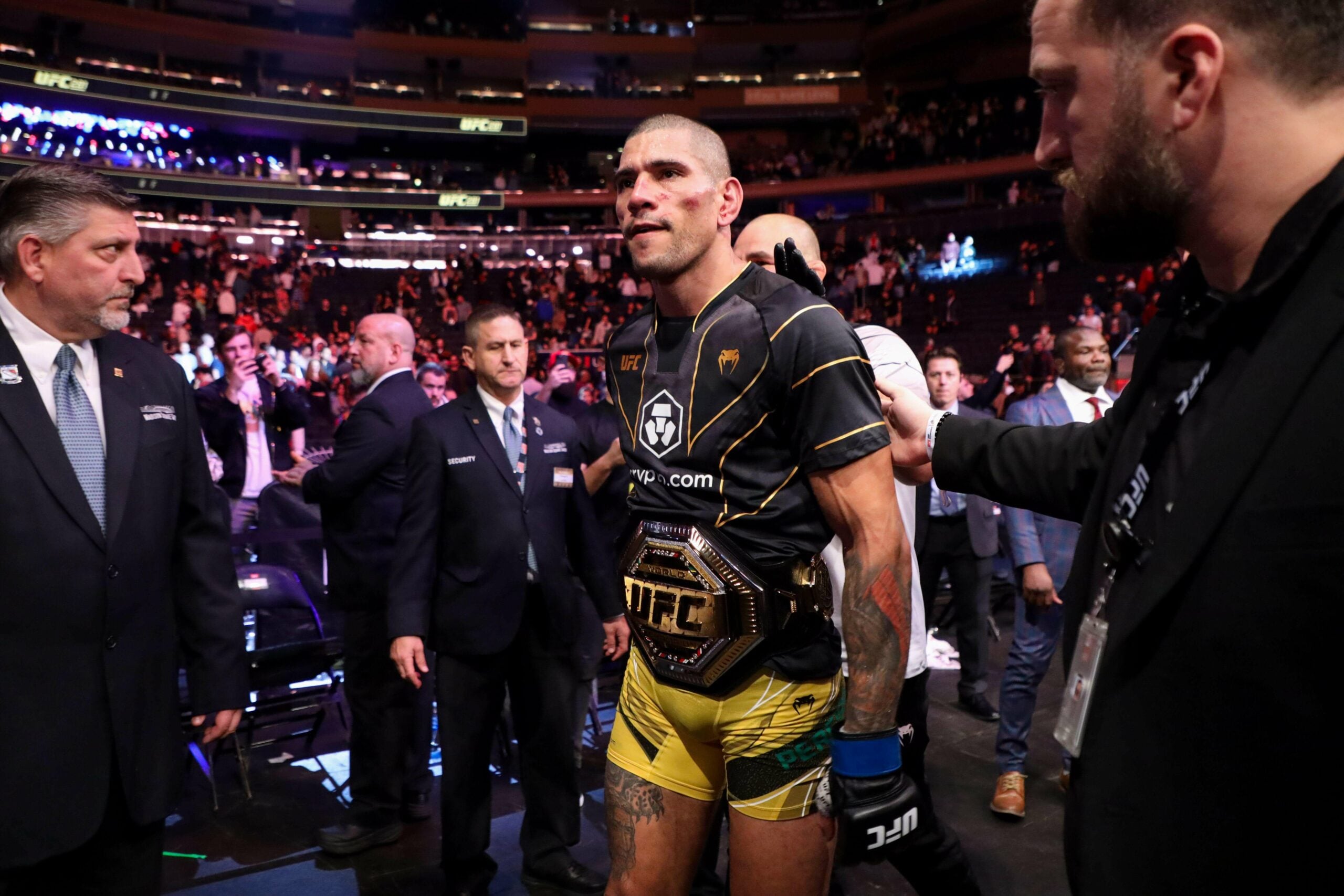 Alex Poatan conquista cinturão no UFC