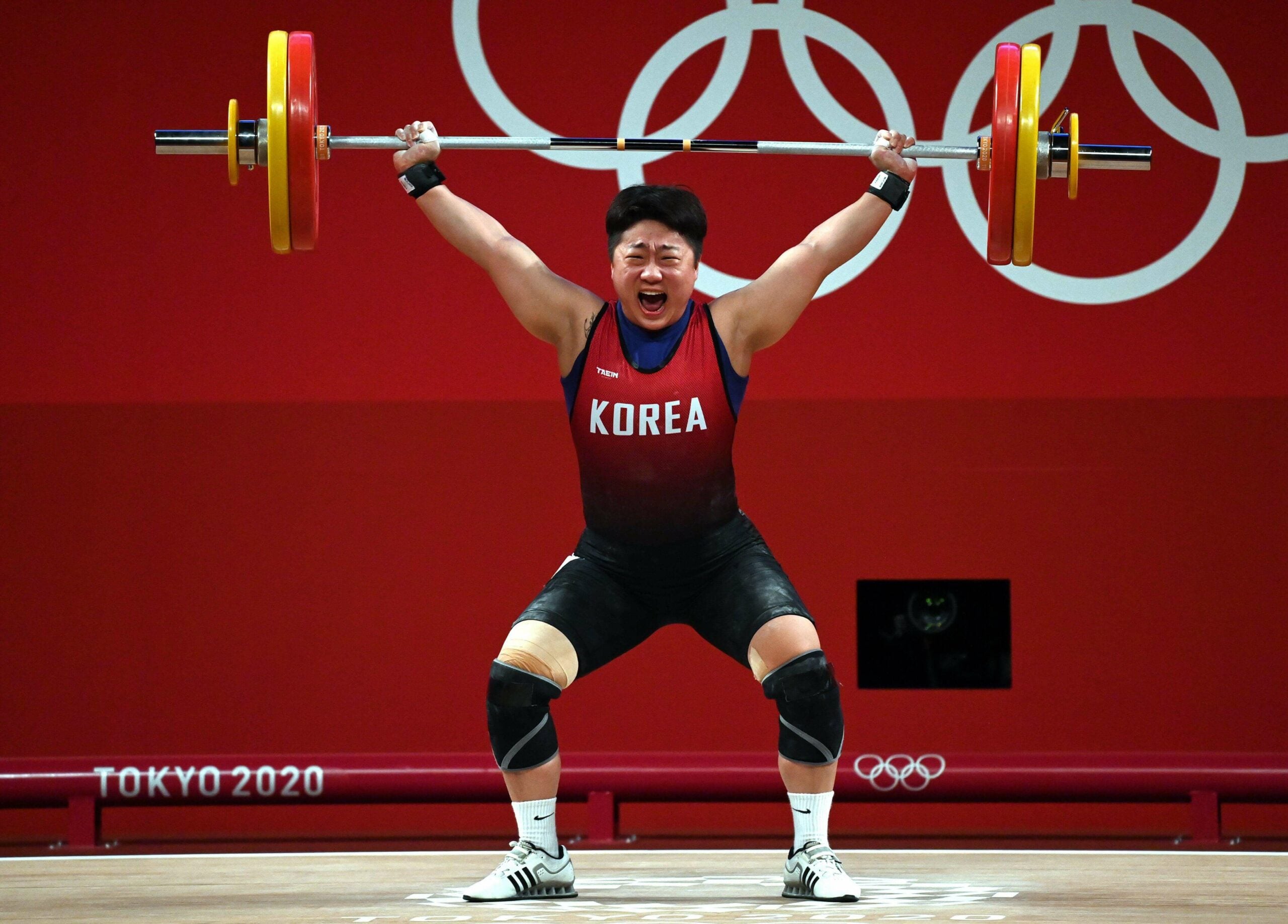 Kang Yeoun-hee em ação na competição de levantamento de peso nas Olimíadas de Tóquio em 2020