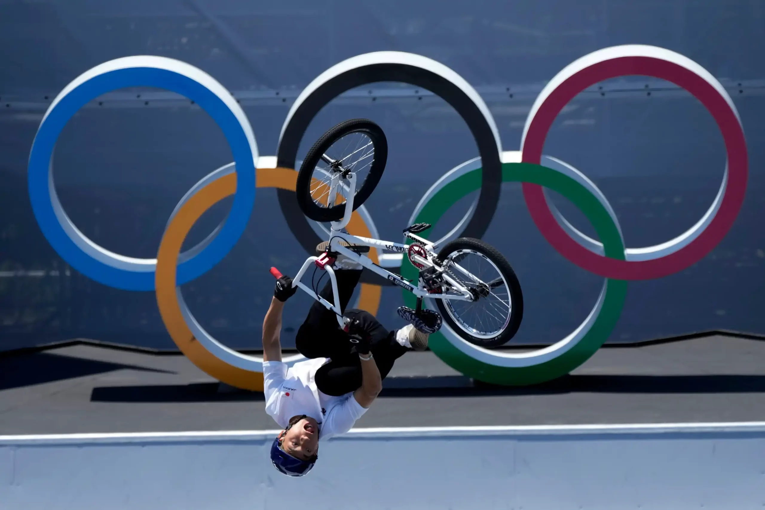 Rim Nakamura do Japão na final do BMX estilo livre masculino nos Jogos Olímpicos de Verão