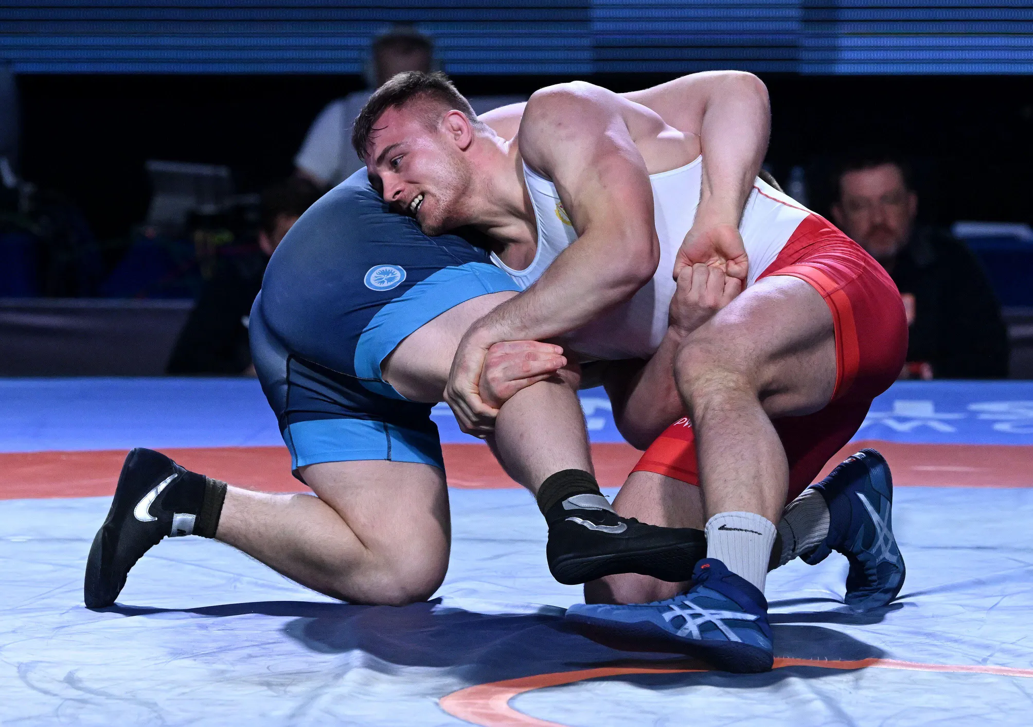 Robert Baran (à frente) da Polônia compete contra Georgi Lyubomirov Ivanov da Bulgária durante a medalha de bronze da Série de Classificação de Luta Livre 125kg dos Homens no Ranking Mundial Unido de Luta Livre