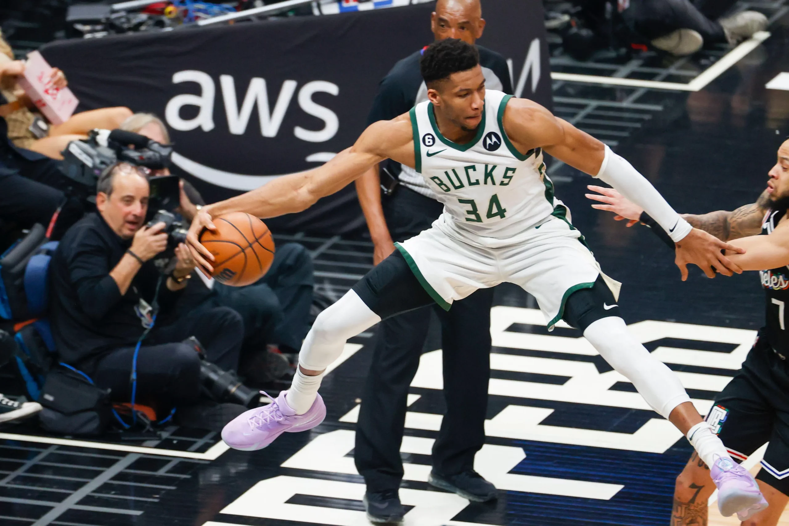 O ala do Milwaukee Bucks, Giannis Antetokounmpo (34), em ação contra o Los Angeles Clippers durante uma partida de basquete da NBA em Los Angeles.