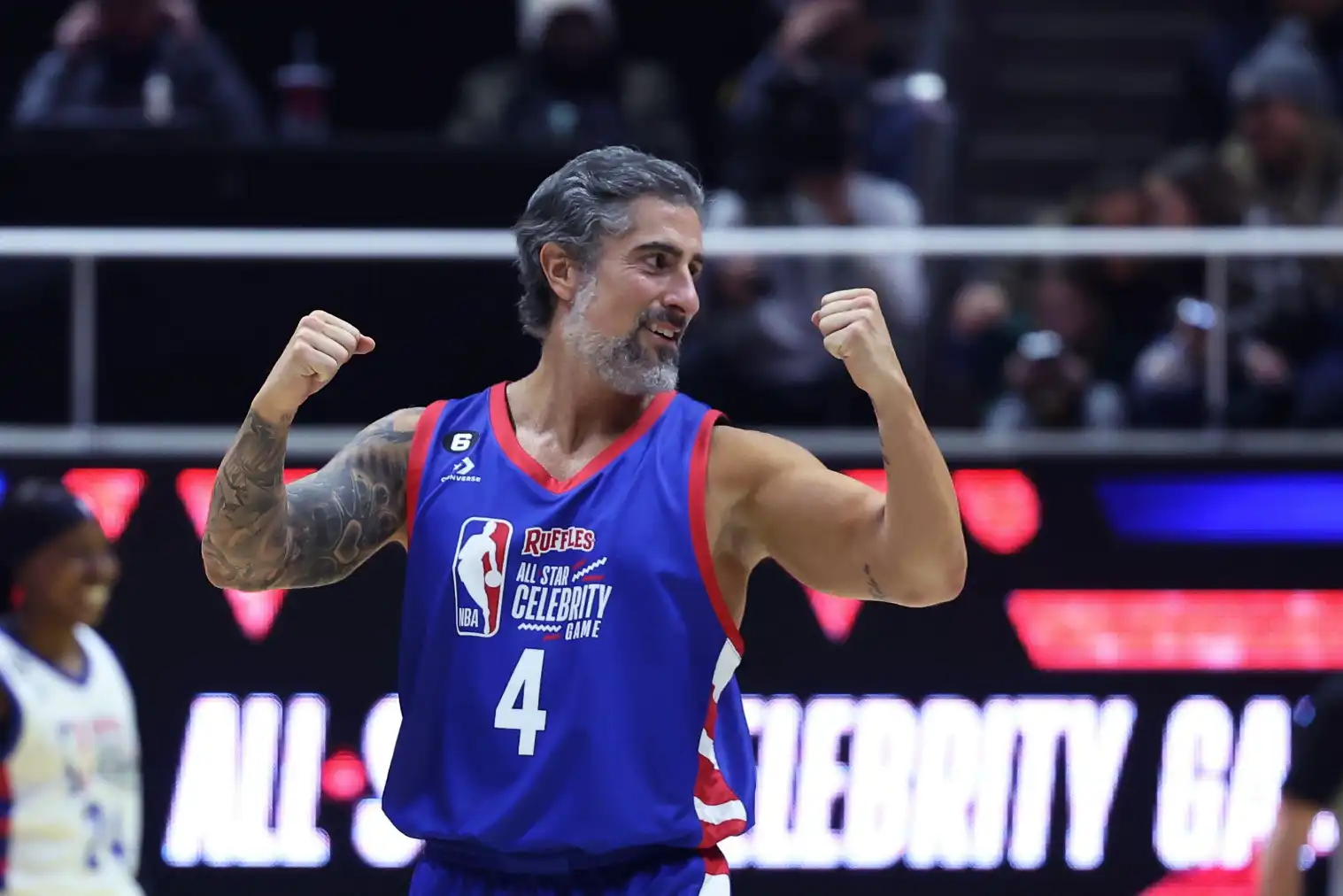 Marcos Mion reage durante o segundo tempo do NBA All-Star Celebrity Game