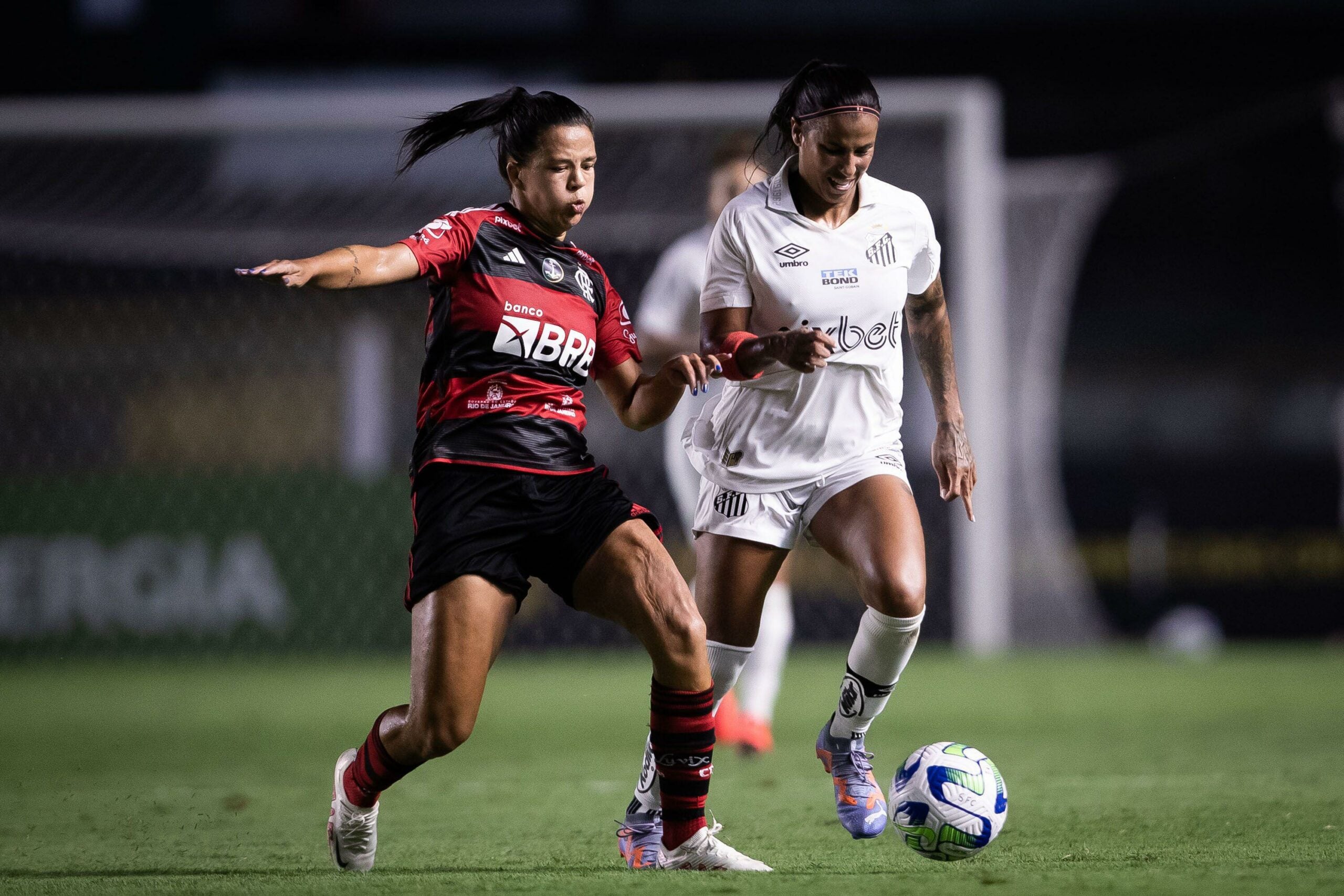 Flamengo e Santos disputam partida de futebol feminino