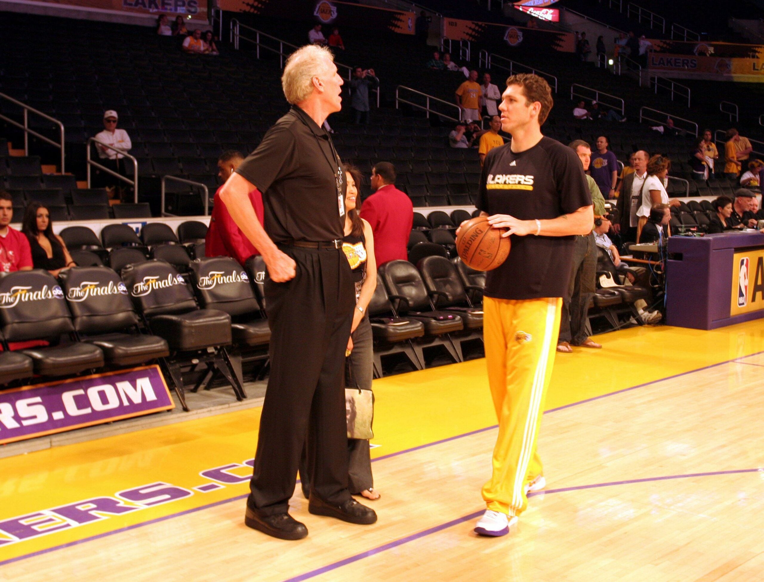 Luke e Bill Walton, astros da NBA, conversam em quadra