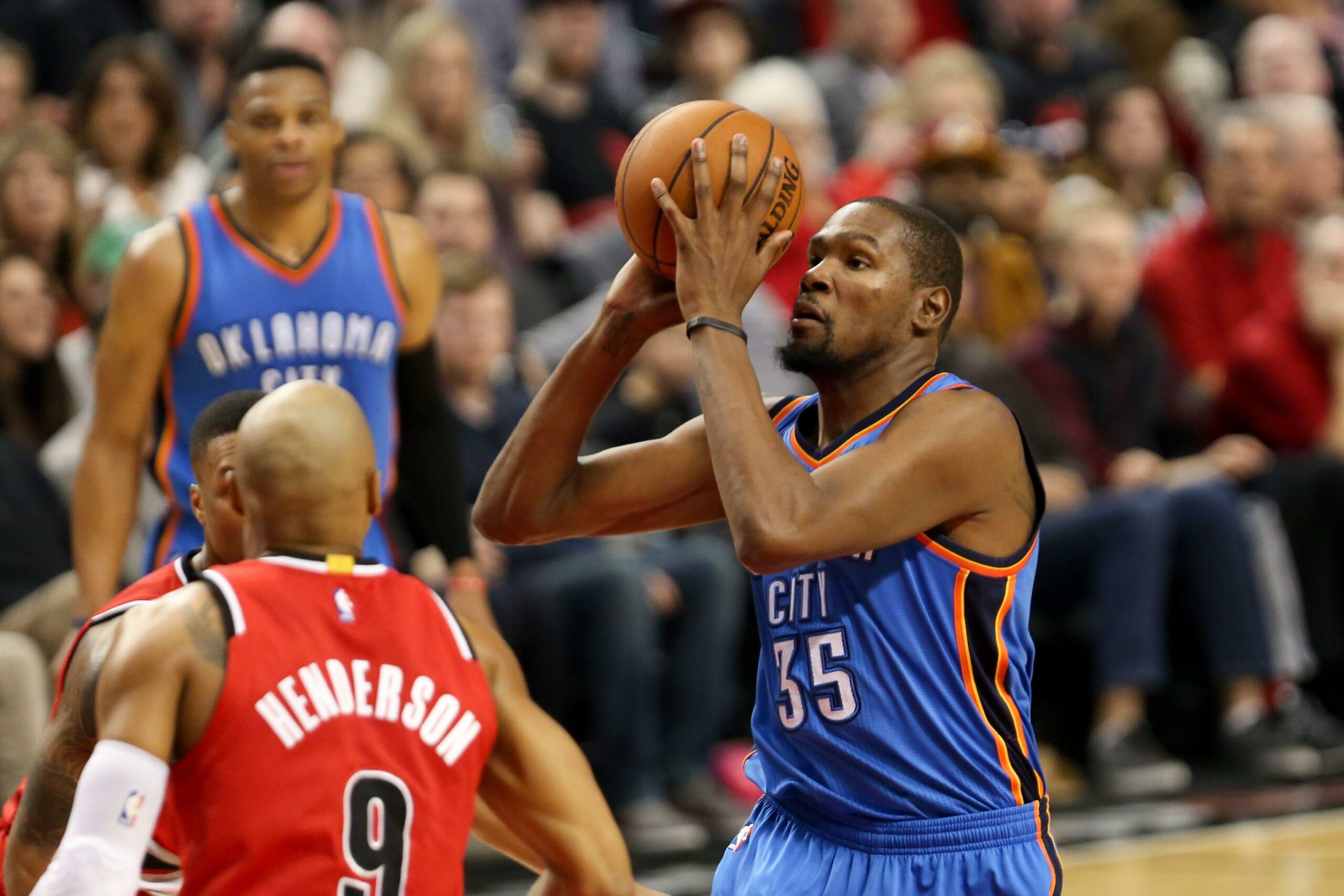 Kevin Durant em arremesso em jogo pelo Oklahoma City Thunders