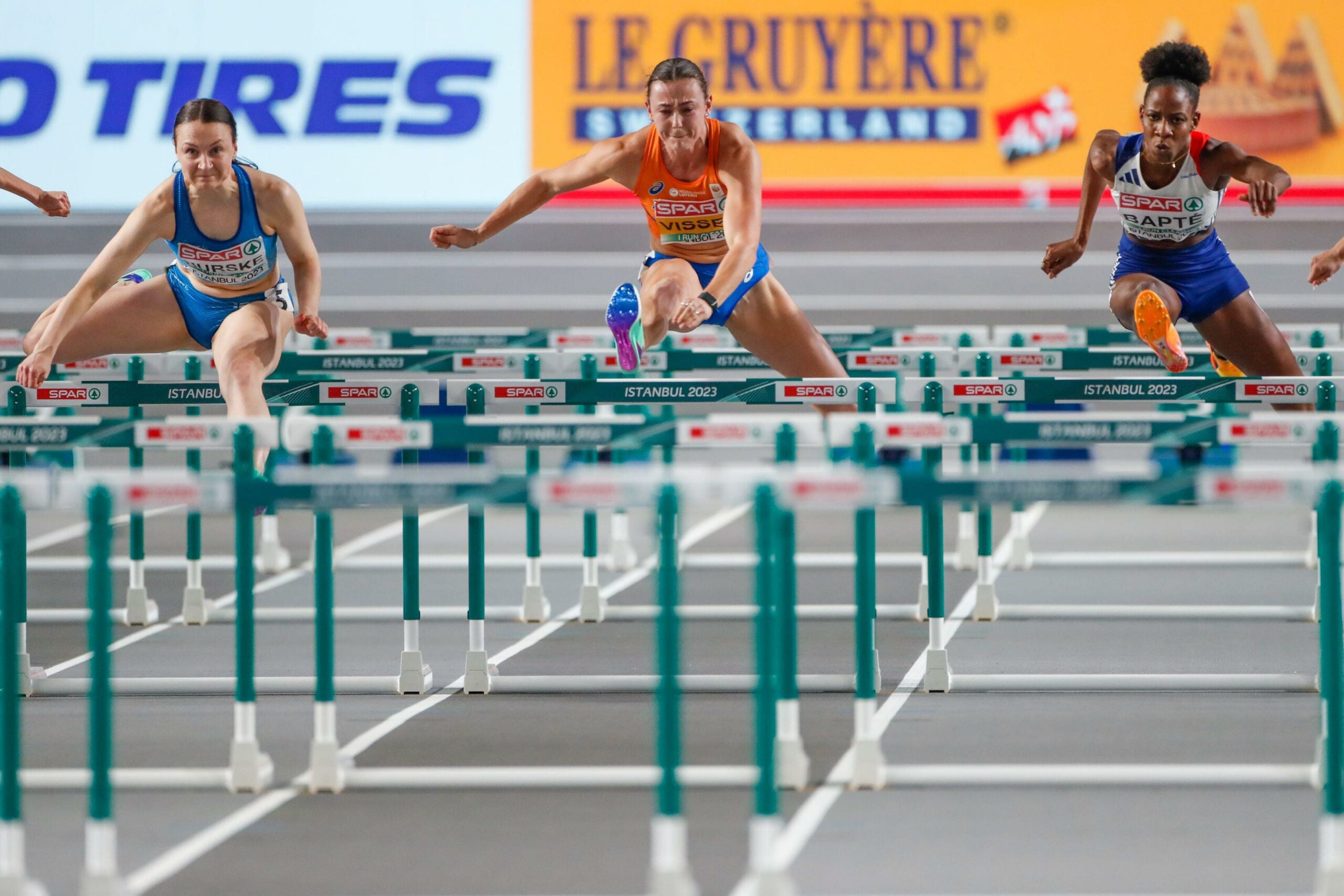 Atletas competem em prova de atletismo feminino em campeonato
