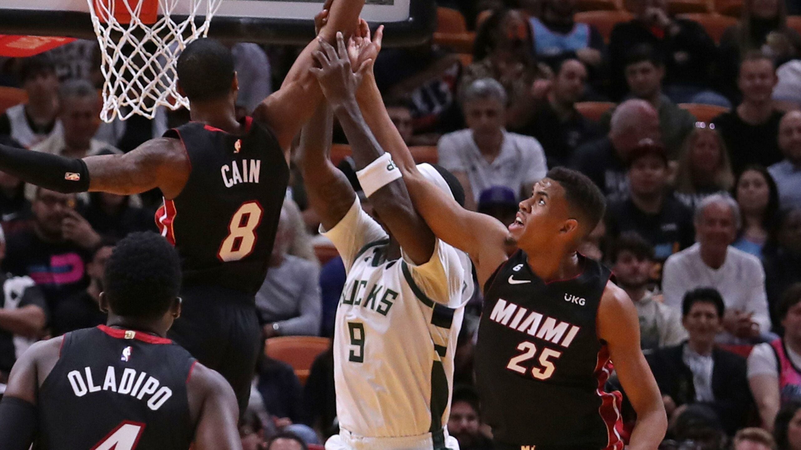 Os jogadores de dois sentidos do Miami Heat, Jamal Cain, à esquerda, e Orlando Robinson, vistos aqui em uma partida de janeiro contra o Milwaukee Bucks, estão no meio de duas corridas pelos playoffs no momento.