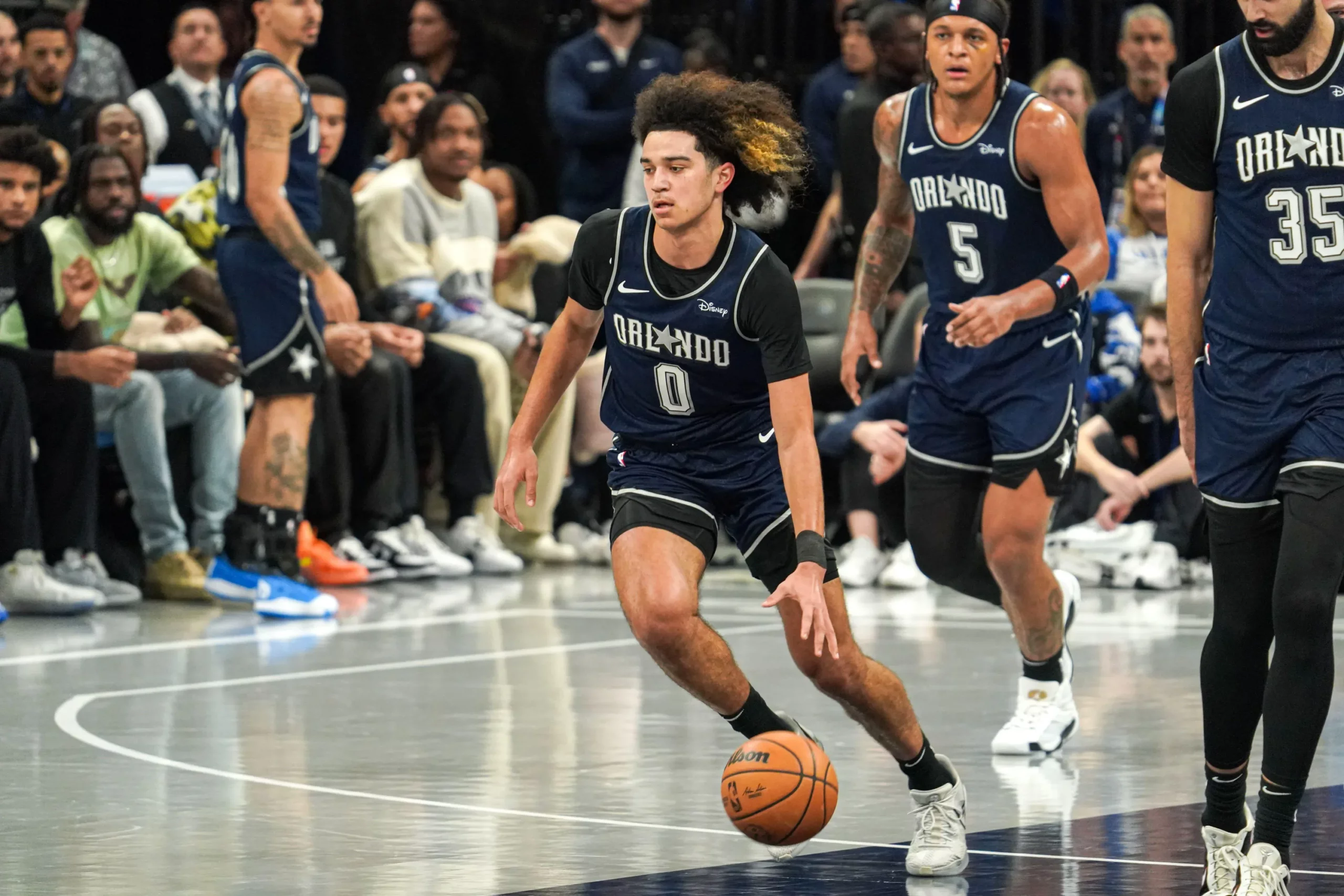 Orlando, Flórida, EUA, 21 de novembro de 2023, o armador do Orlando Magic, Anthony Black #0, avança no Amway Center.