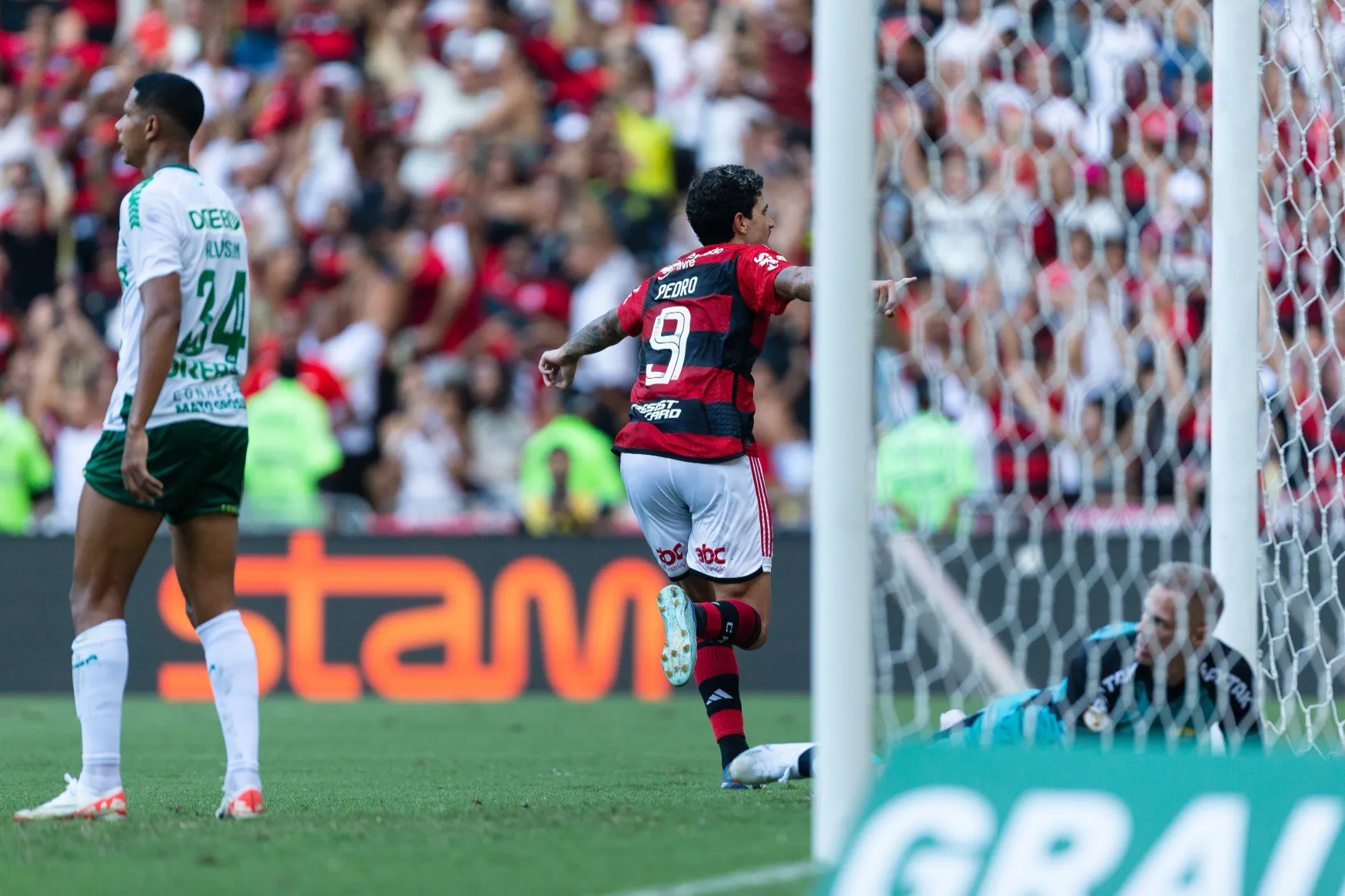 Pedro, do Flamengo, celebra durante a partida entre Flamengo e Cuiabá, válida pelo Brasileirão Série A 2023, no Estádio do Maracanã, em 03 de dezembro de 2023, no Rio de Janeiro, Brasil.