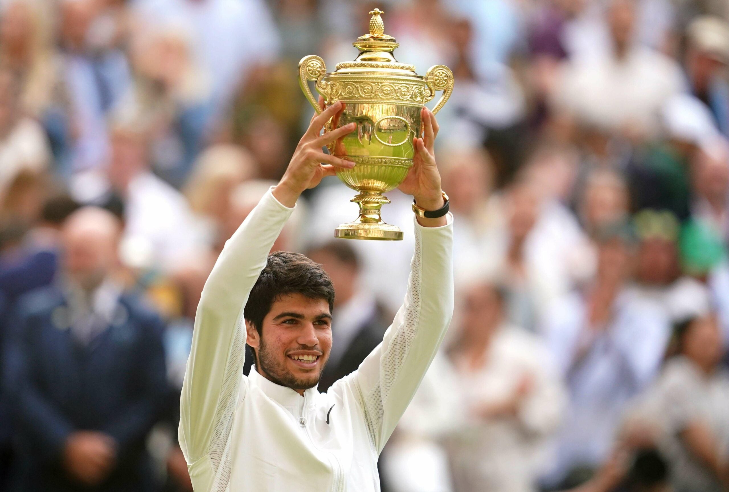 Ídolo do tênis, Carlos Alcaraz erguendo o troféu de Wimbledon em 2023