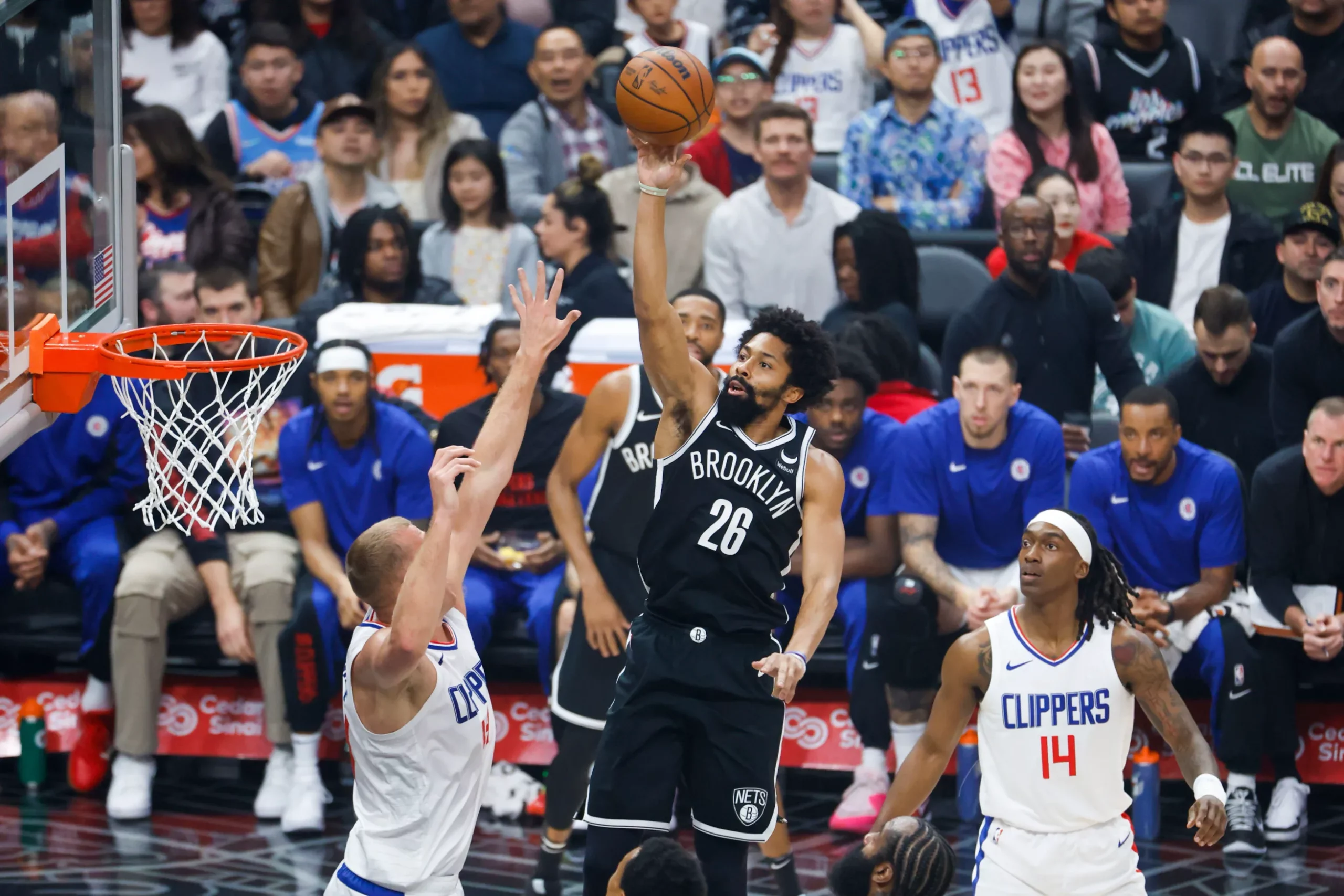 Spencer Dinwiddie, do Brooklyn Nets (C), arremessa contra Mason Plumlee, do Los Angeles Clippers (L), durante uma partida de basquete da NBA no Crypto.com Arena.