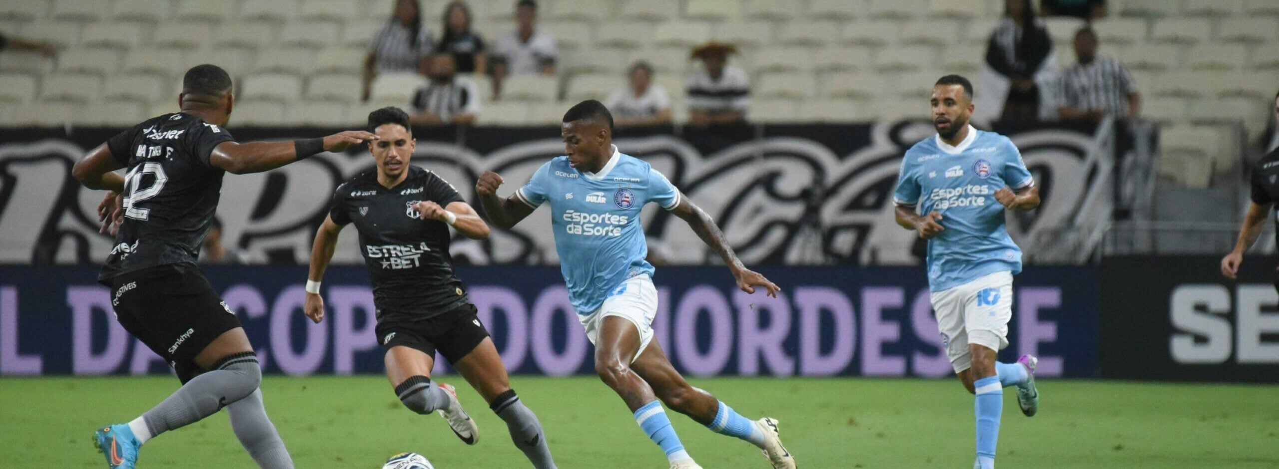 Bahia contra Ceará em partida pela Copa do Nordeste no Castelão