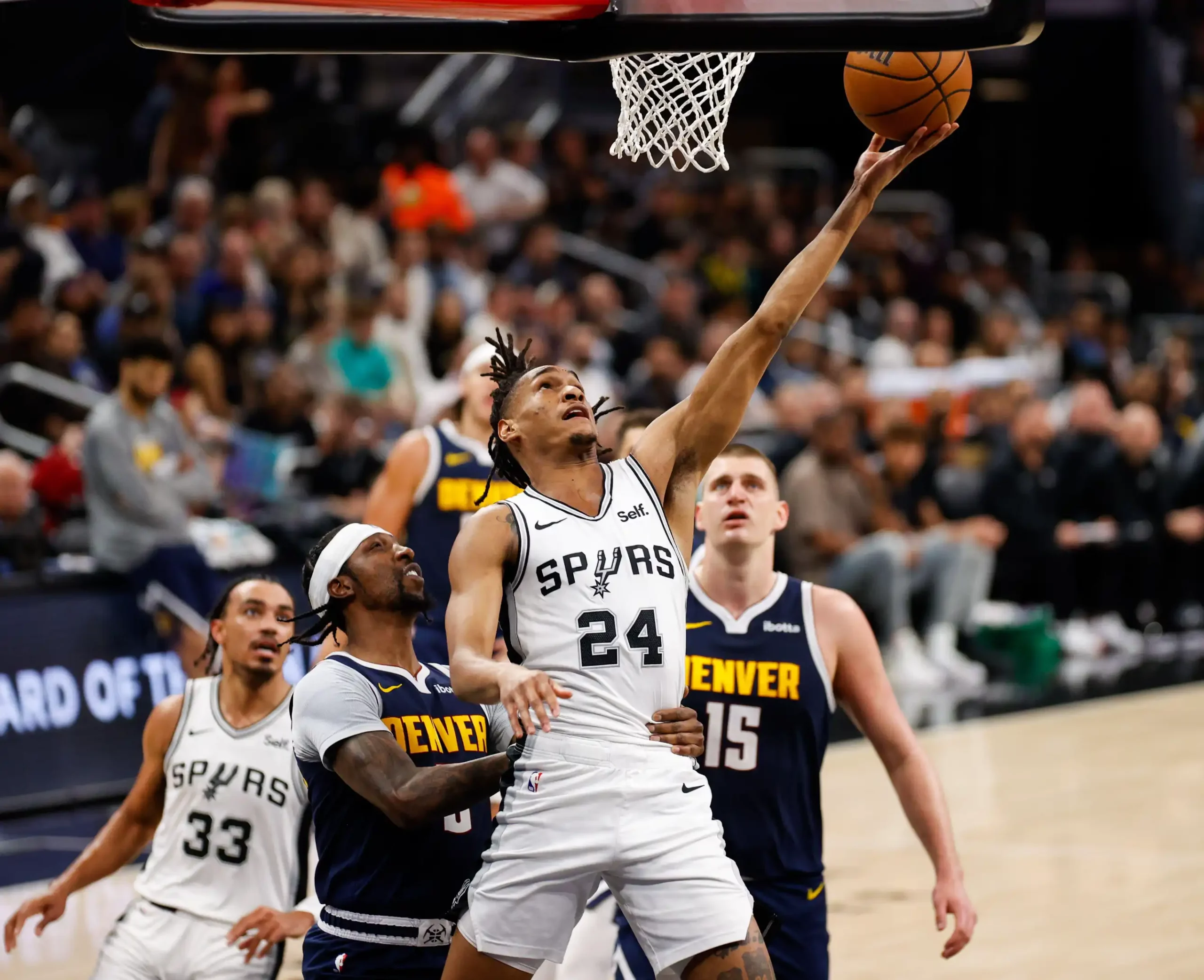 O armador do San Antonio Spurs, Devin Vassell (24), vai para a cesta durante um jogo da NBA entre os Spurs e o Denver Nuggets