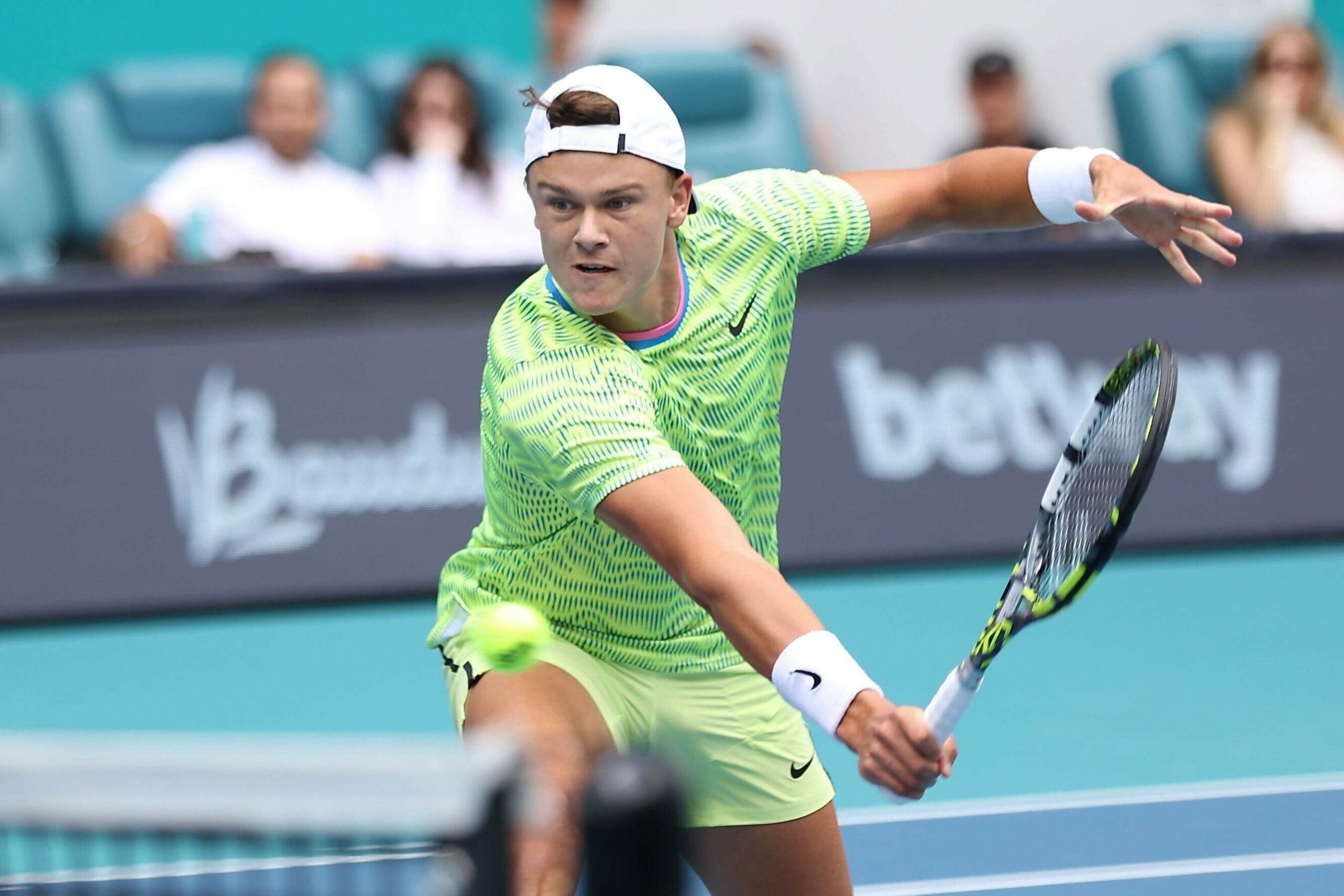 Holger Rune acerta uma voleada de backhand no Miami Open no Hard Rock Stadium em 24 de março de 2024, em Miami Gardens, FL.