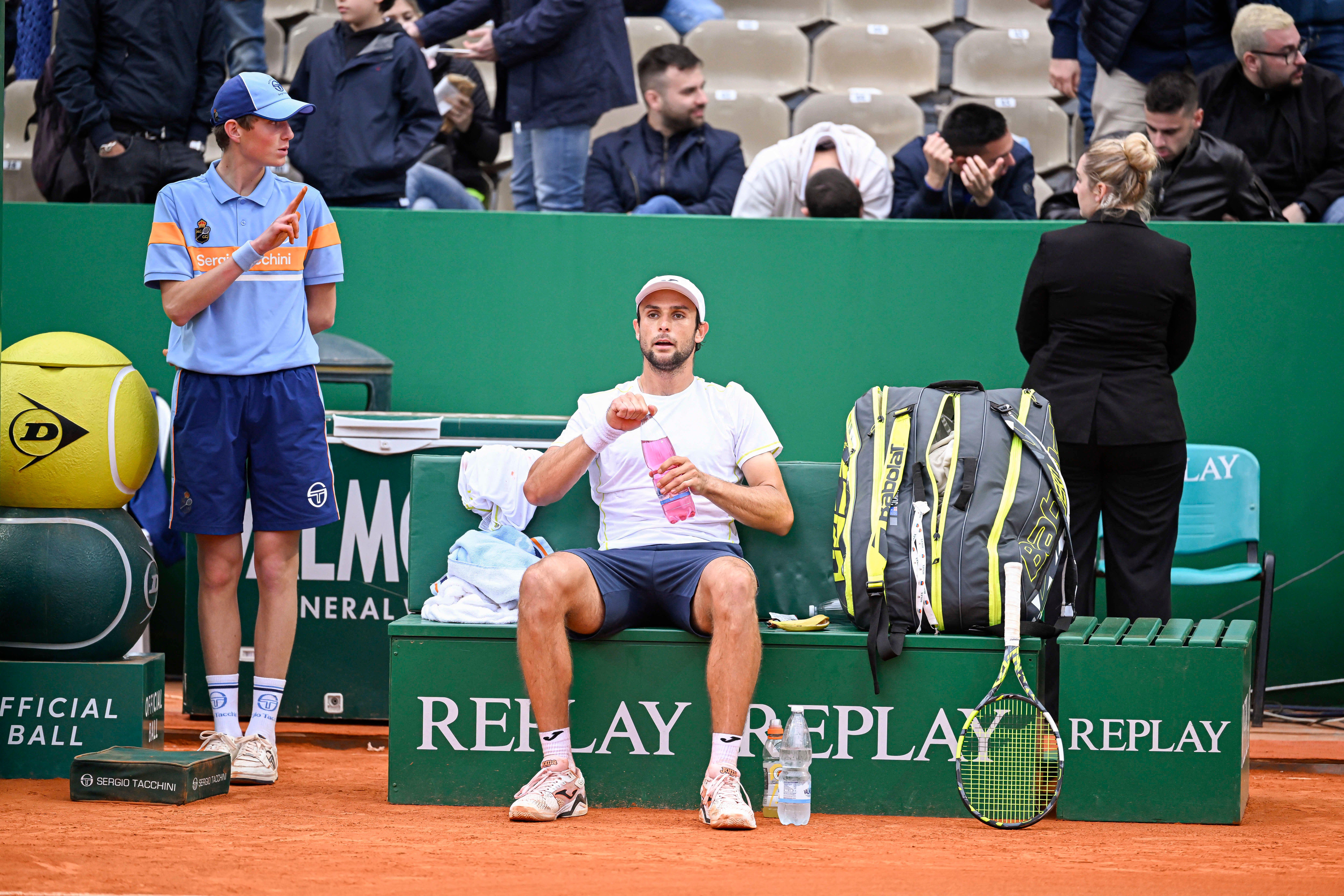 Tenista em intervalo durante o ATP de Monte Carlo 2024