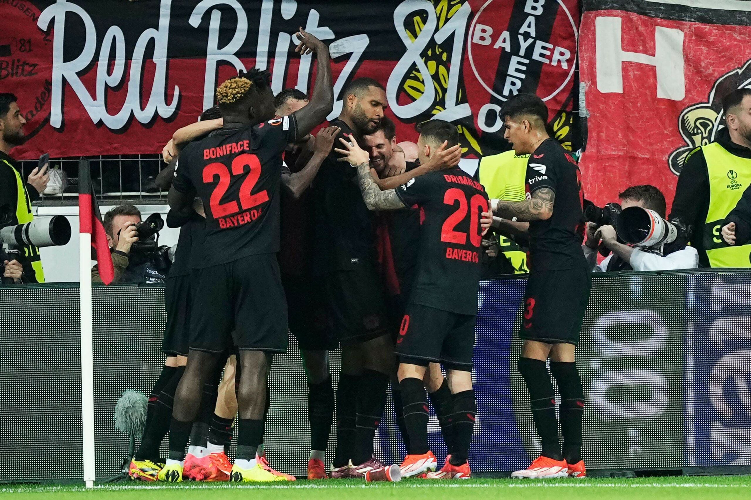 Jonas Hofmann comemora com colegas vitória em partida do Bayer Leverkusen