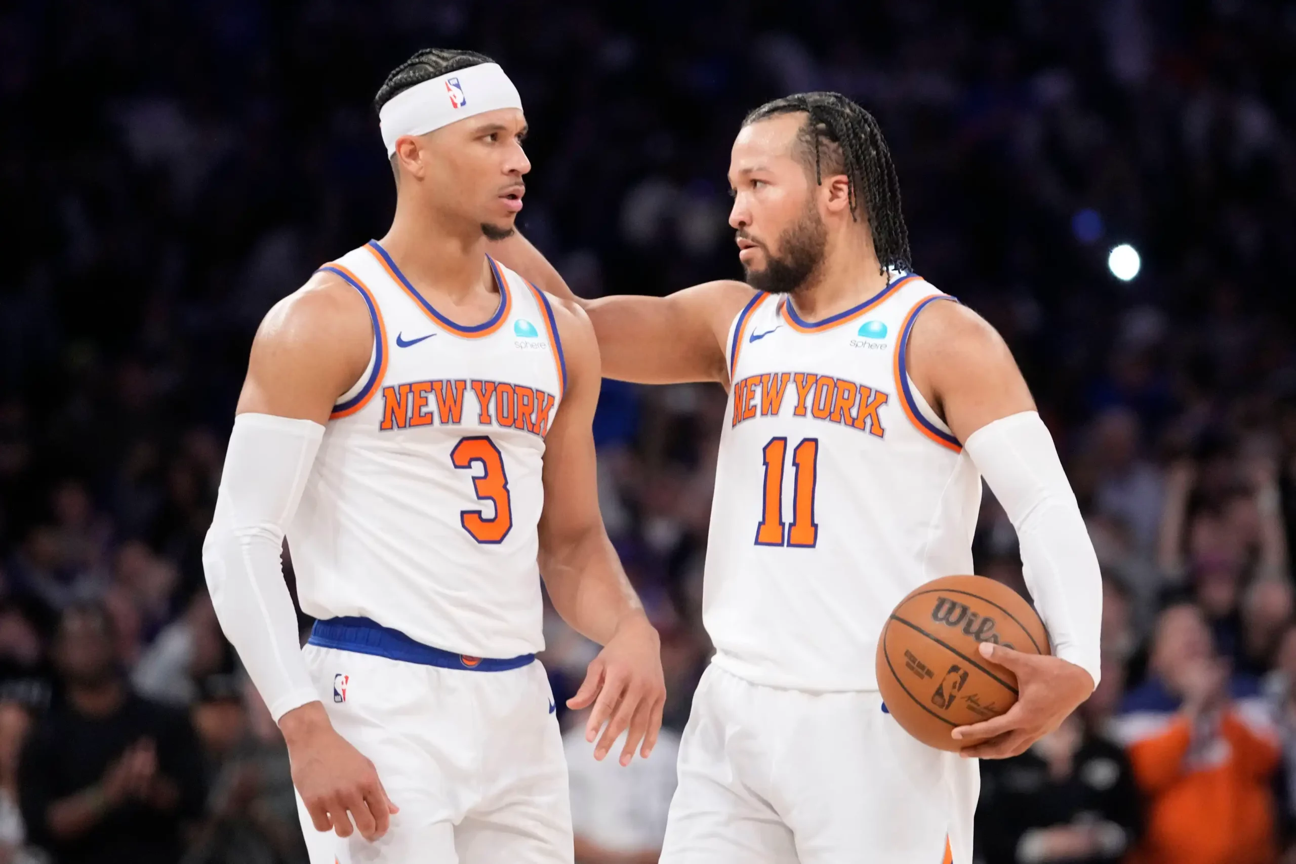 Os armadores do New York Knicks, Jalen Brunson (11) e Josh Hart (3), reagem nos últimos minutos do Jogo 1 de uma série de playoffs da NBA contra o Philadelphia 76ers
