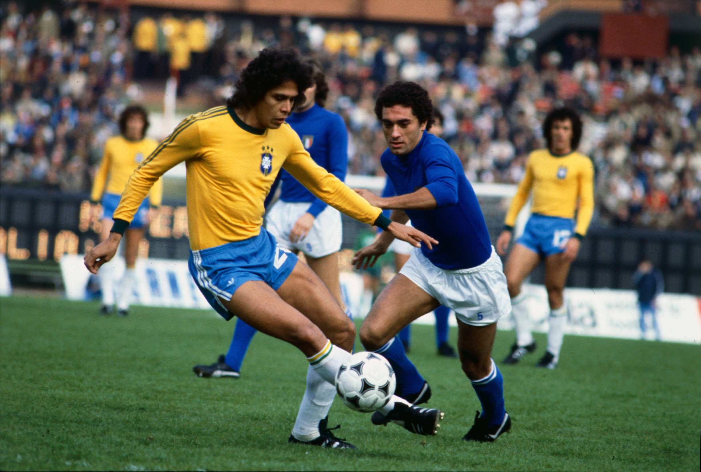 Copa do Mundo de 1978, disputa pelo terceiro lugar: Itália 2 x 1 Brasil. Claudio Gentile (de azul) persegue Roberto Dinamite enquanto ele controla a bola no estádio River.