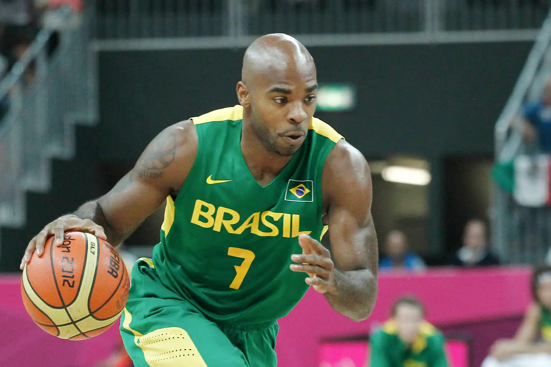 Larry Taylor do Brasil dribla durante a vitória por 67-62 da Equipe Brasil sobre a Equipe Grã-Bretanha