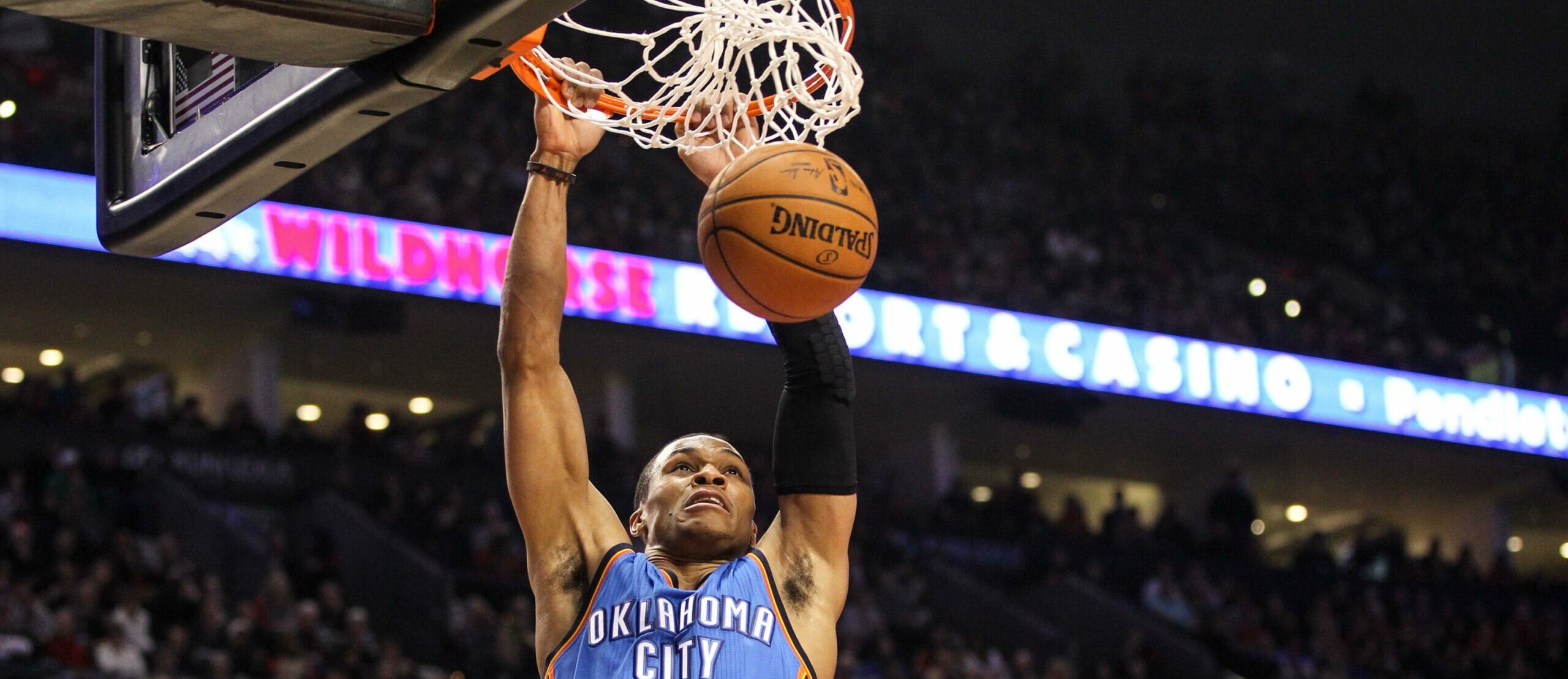 Um dos maiores ídolos do Oklahoma City Thunder, Westbrook marca contra os Trailblazers.