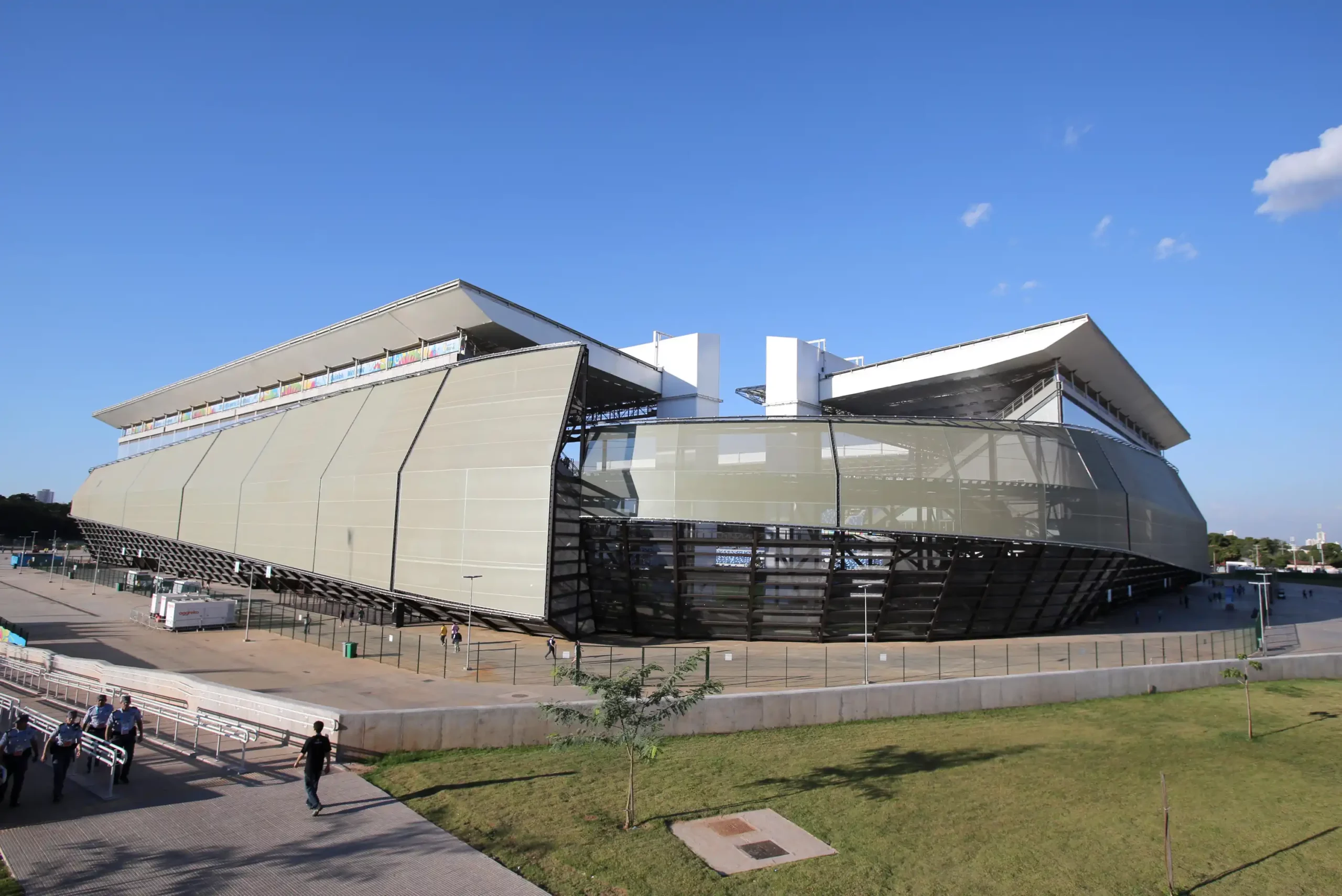 Linda vista aérea do estádio de futebol Arena Pantanal em construção.
