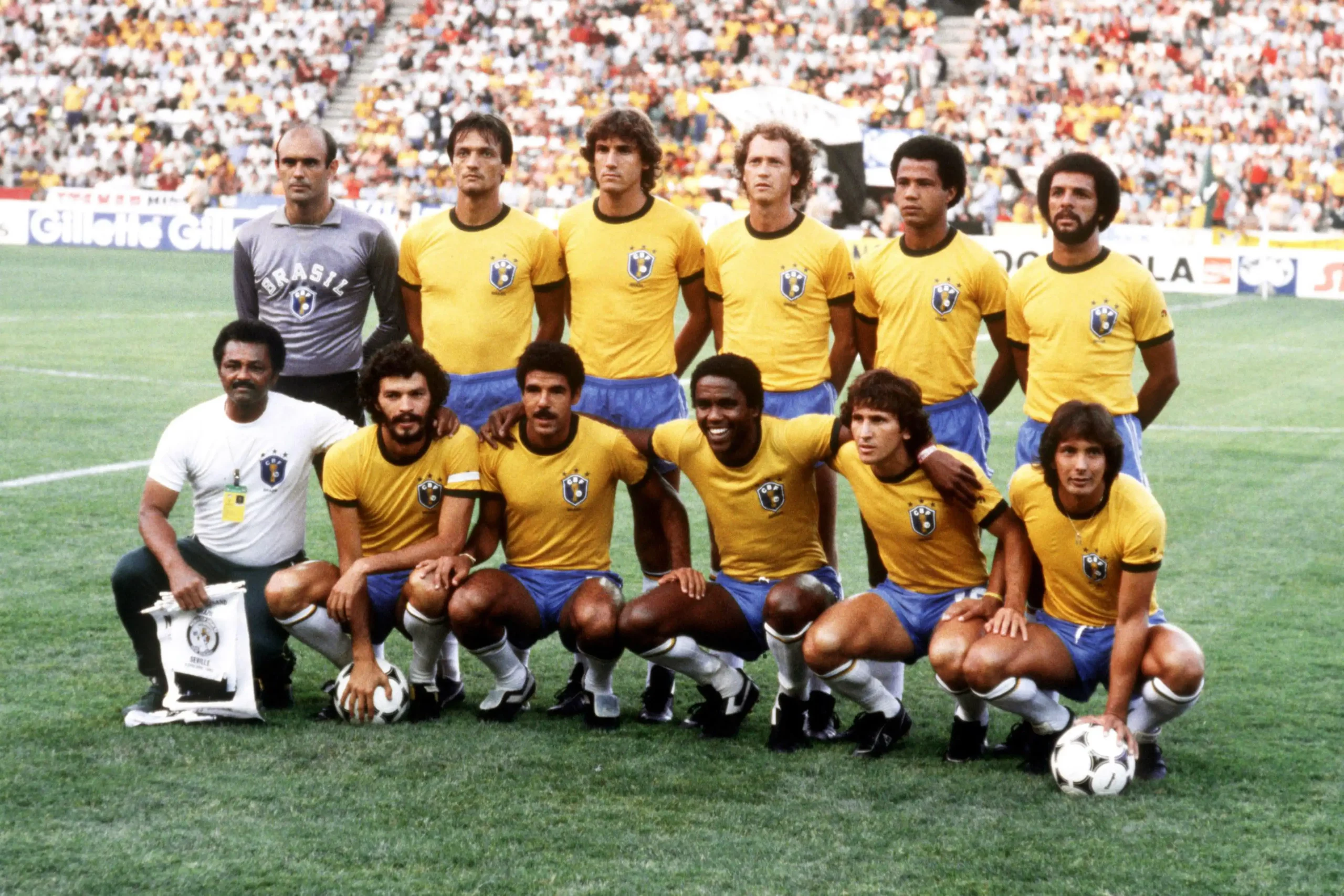 Time do Brasil. (em cima, da esquerda para a direita) Waldir Perez, Leandro, Oscar, Falcão, Luizinho, Júnior. (embaixo, da esquerda para a direita) Preparador físico, Sócrates, Cerezo, Serginho, Zico, Éder.