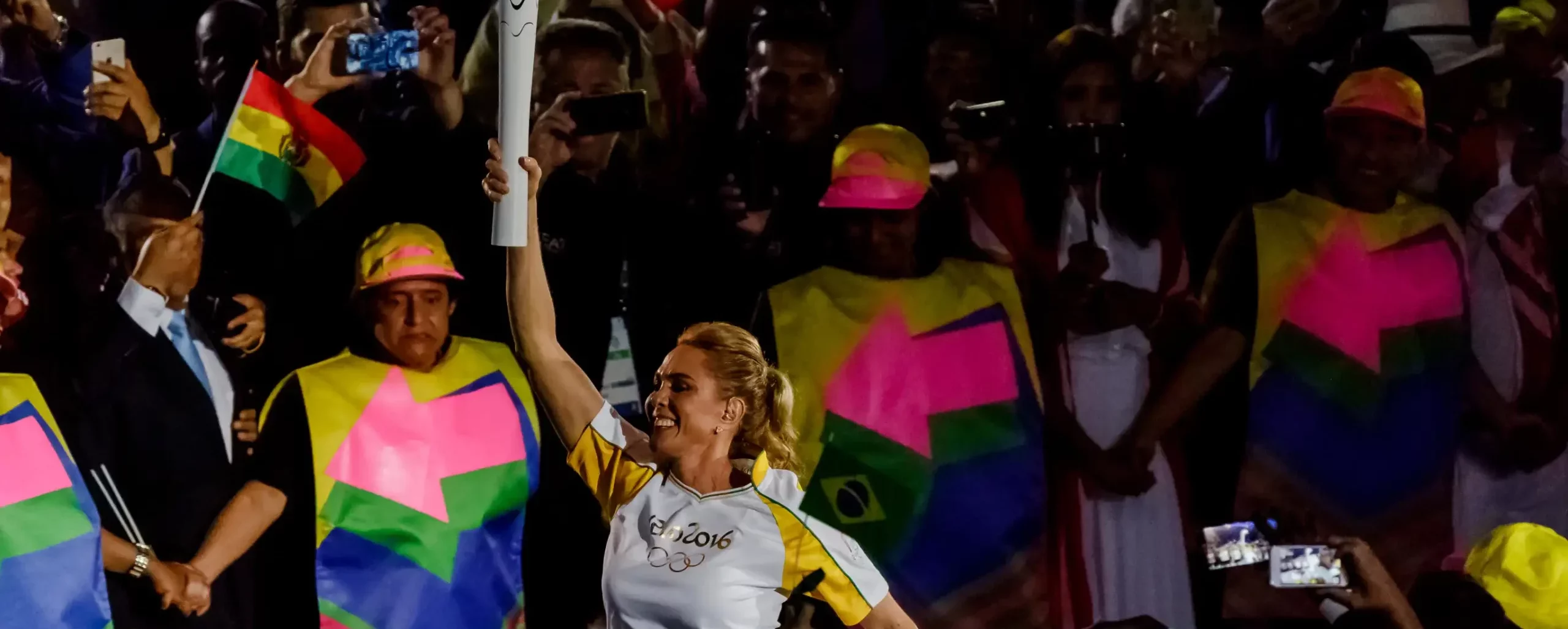 Hortência Marcari com a tocha olímpica no estádio para as Cerimônias de Abertura dos Jogos Olímpicos de Verão.