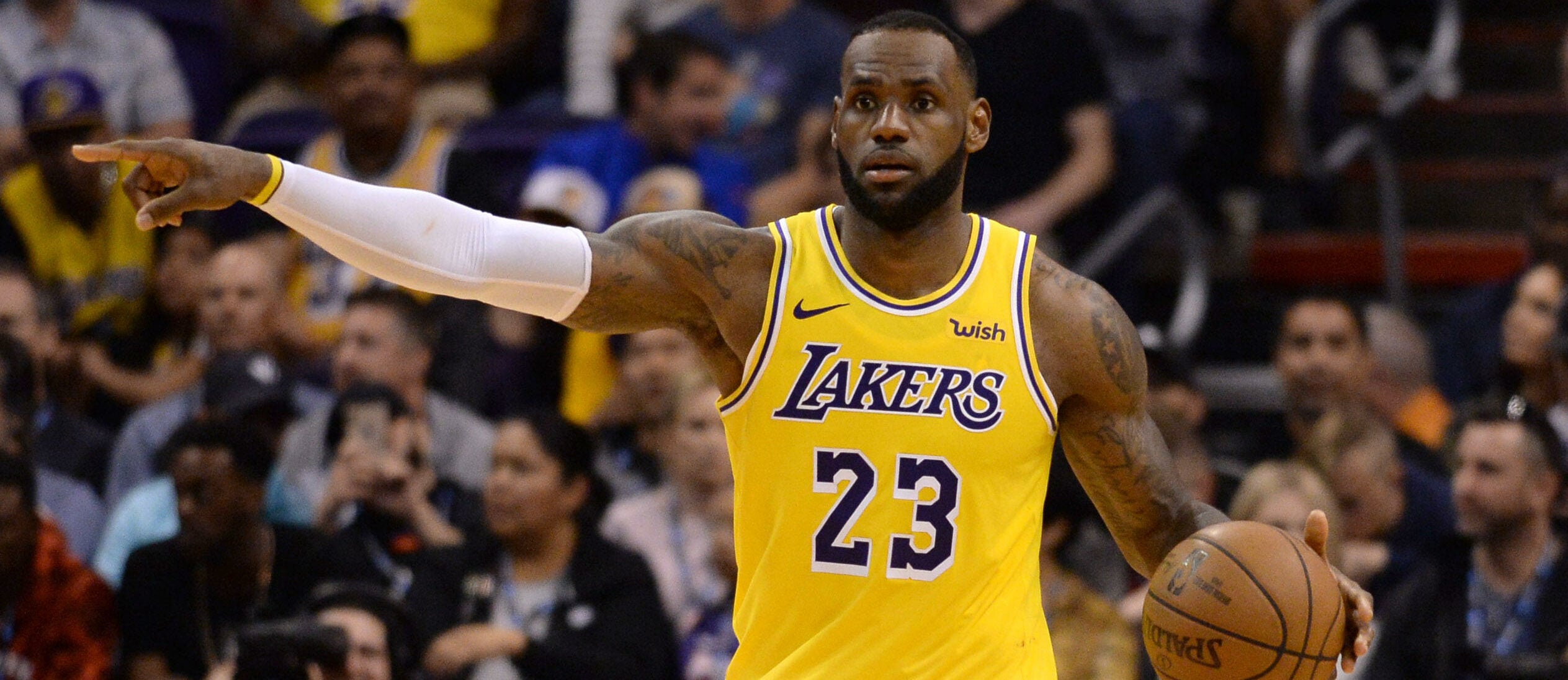 LeBron James em partida pelo Lakers