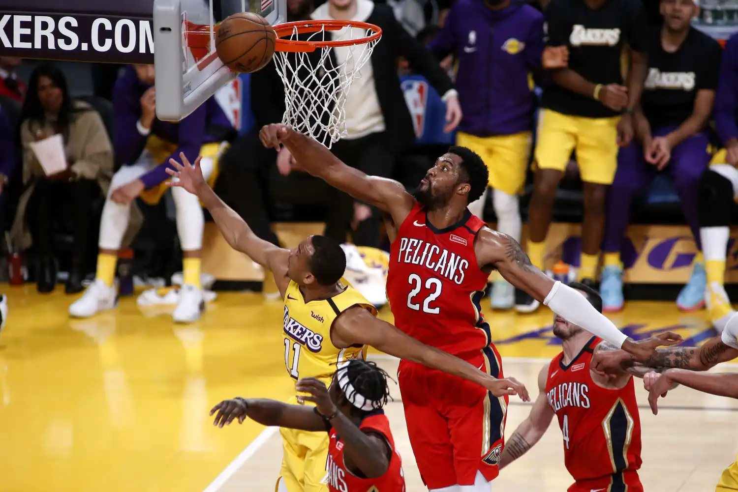 Derrick Favors (22) do New Orleans Pelicans bloqueia um arremesso de Avery Bradley (11) do Los Angeles Lakers durante uma partida de basquete da NBA