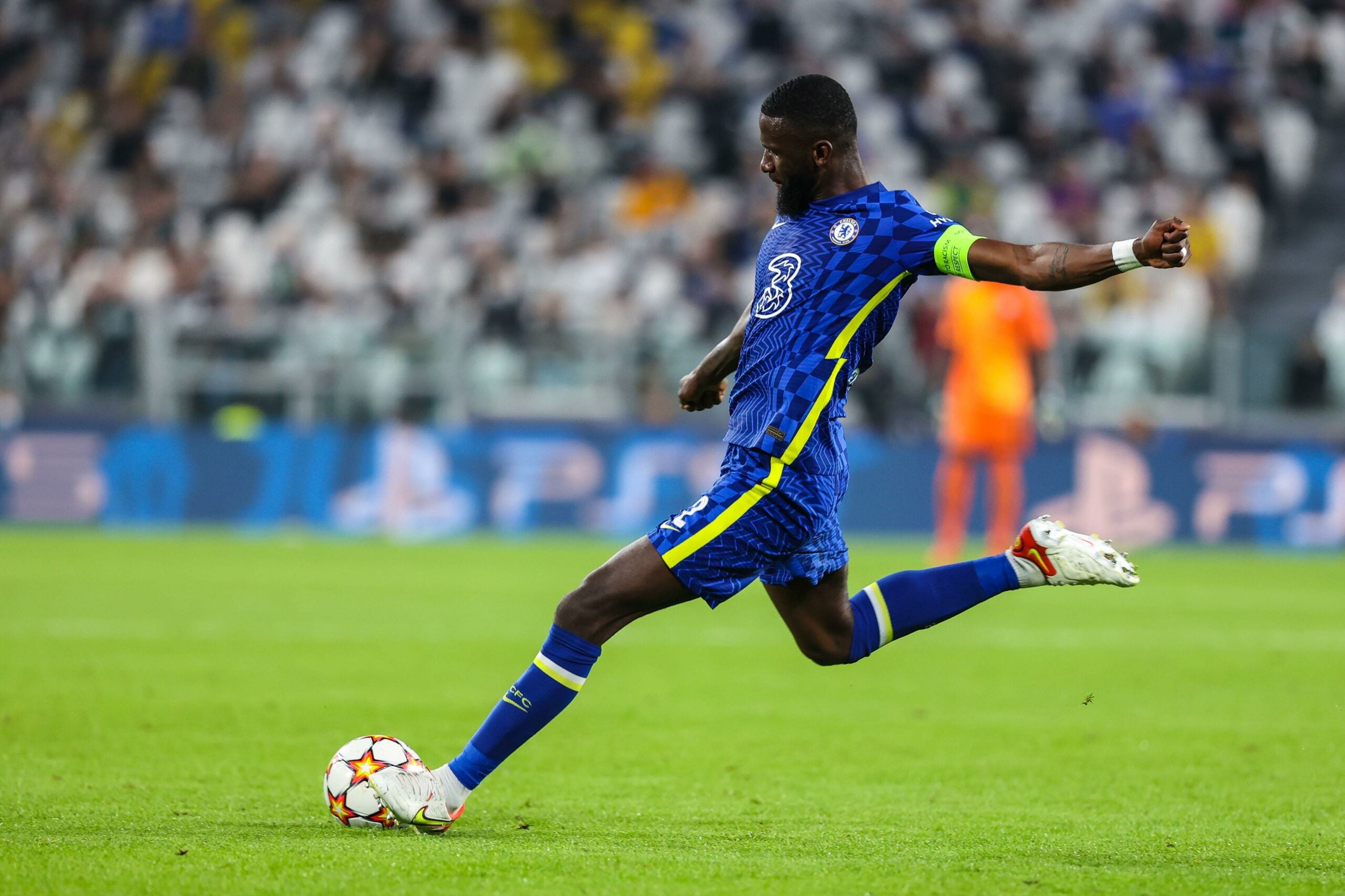 Antonio Rudiger em campo pelo Chelsea FC