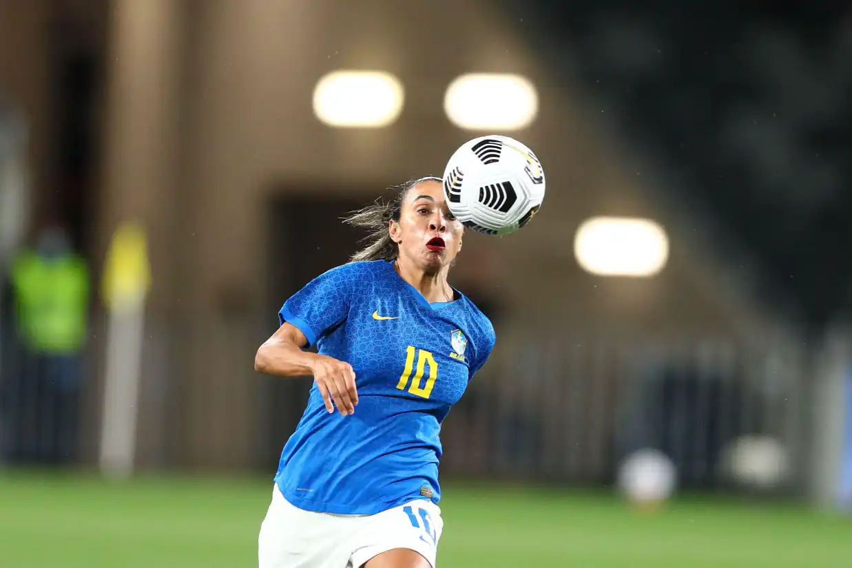 Marta Vieira da Silva do Brasil correndo atrás da bola lançada.