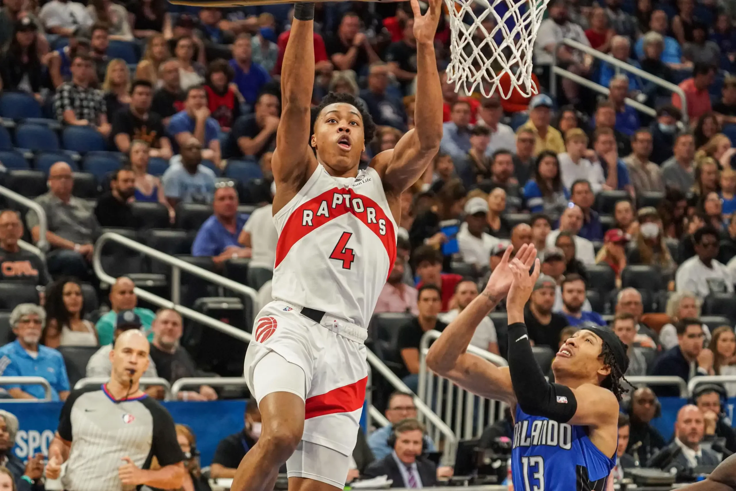 O Ala do Toronto Raptors, Scottie Barnes #4, marca contra o Orlando Magic no Amway Center.