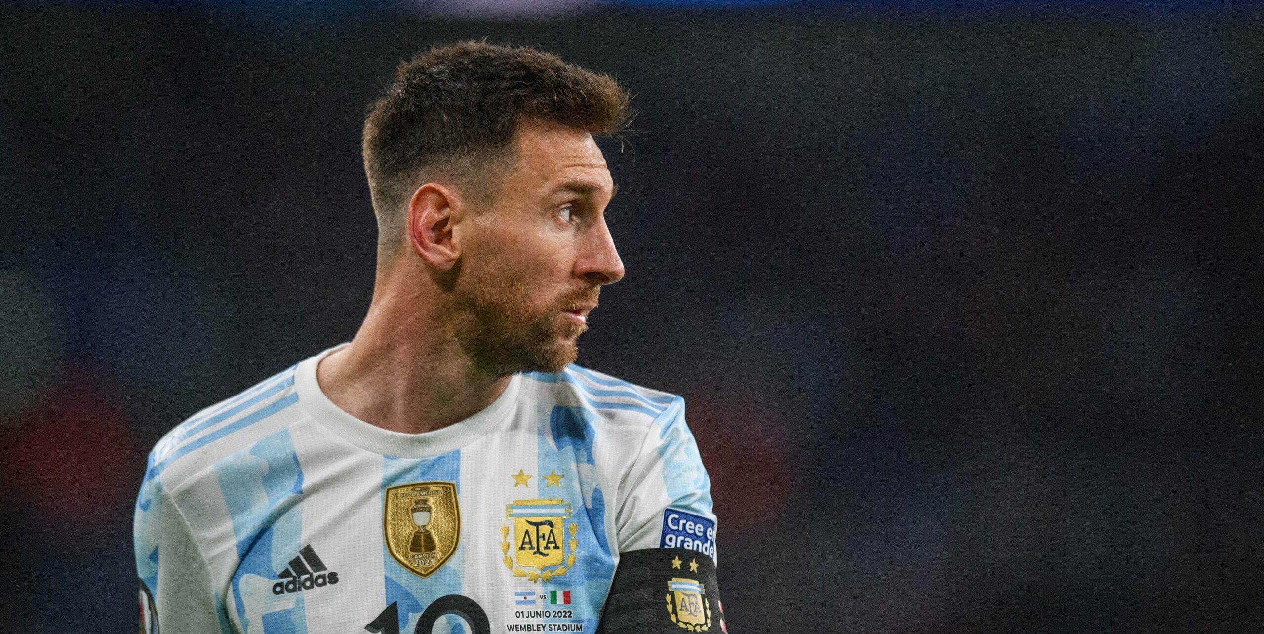 Jogador Lionel Messi, da Argentina, olhando para o lado vestindo uniforme