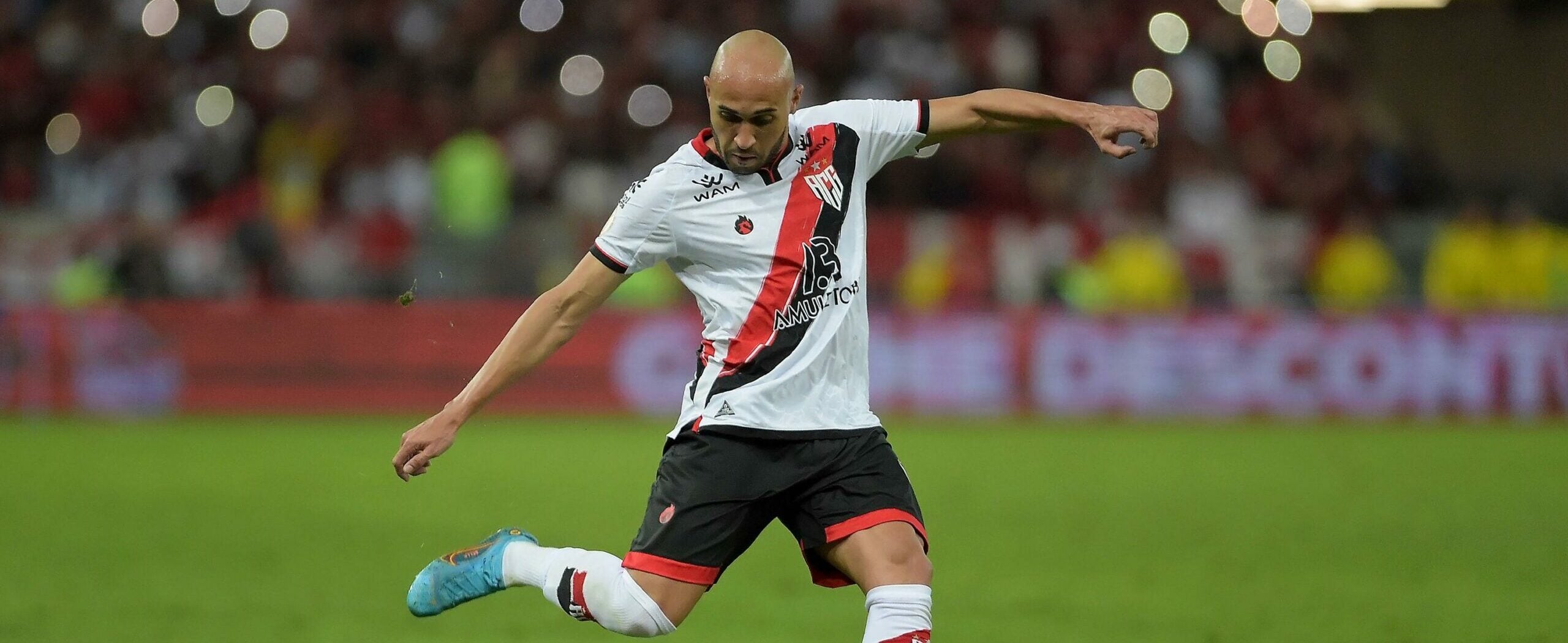 Dudu, jogador de futebol do time Atlético-GO, durante o jogo Flamengo x Atlético-GO pelo Campeonato Brasileiro.
