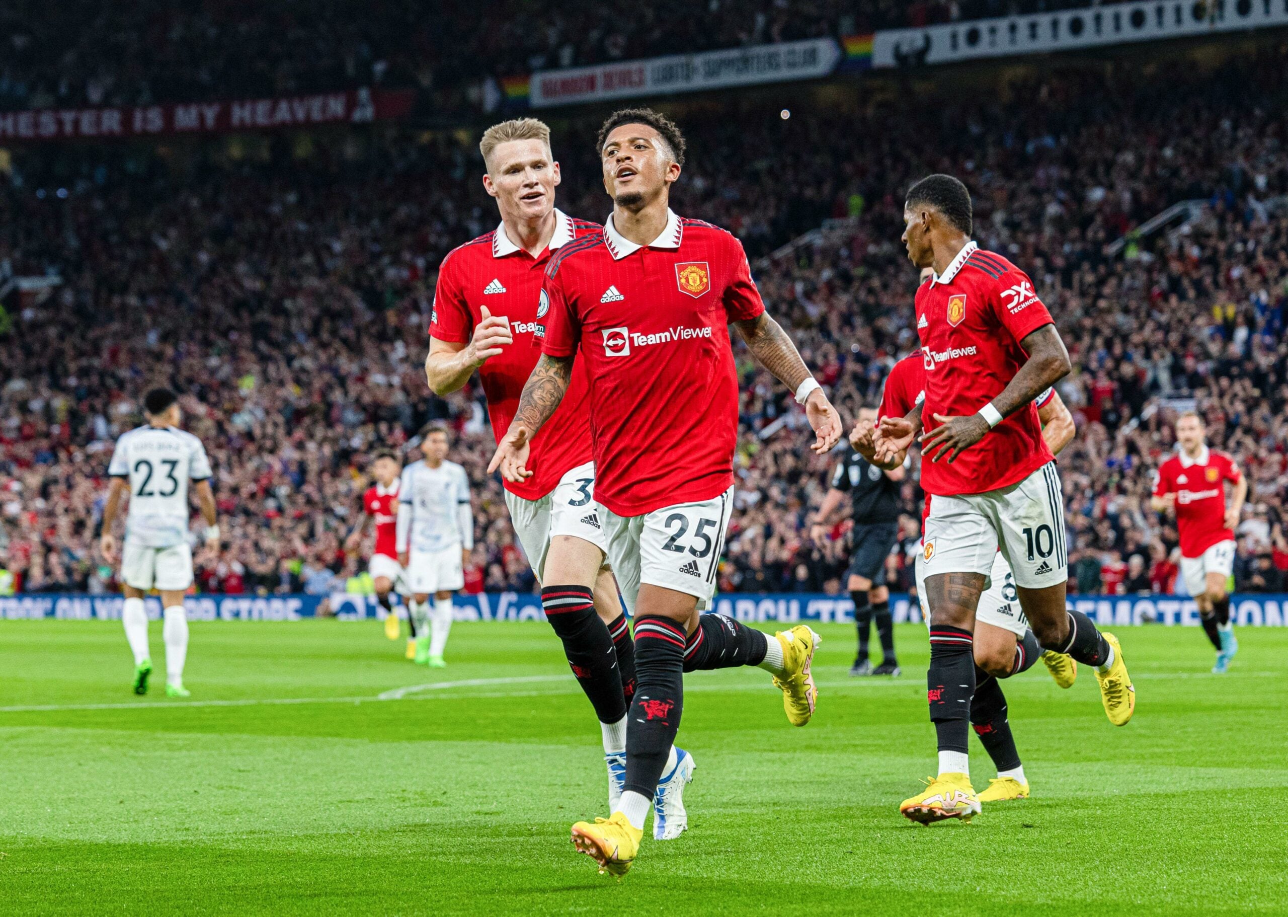Jogadores do Manchester United comemorando