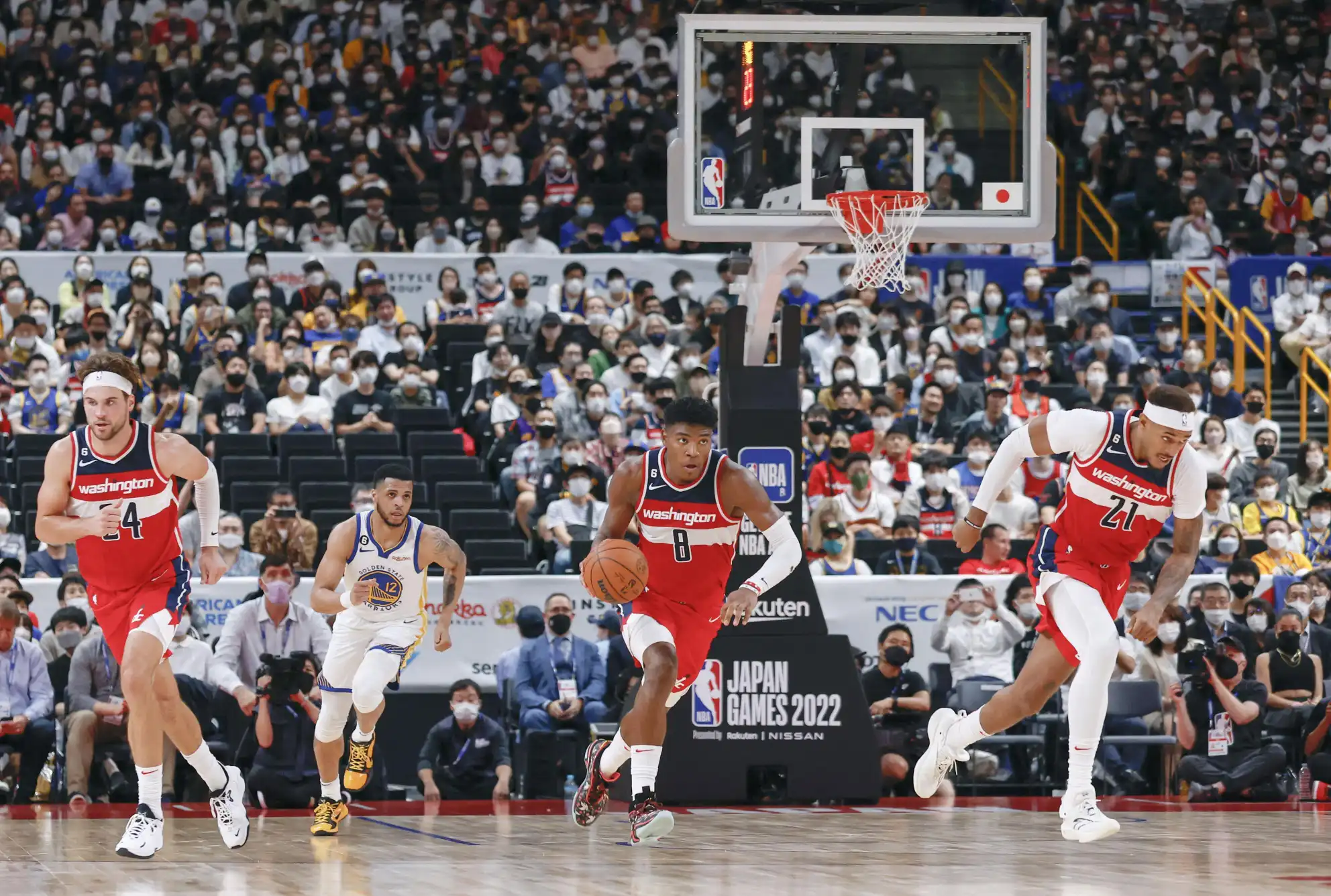 Rui Hachimura (8) do Washington Wizards dribla a bola em um jogo de exibição da pré-temporada contra o Golden State Warriors na Saitama Super Arena