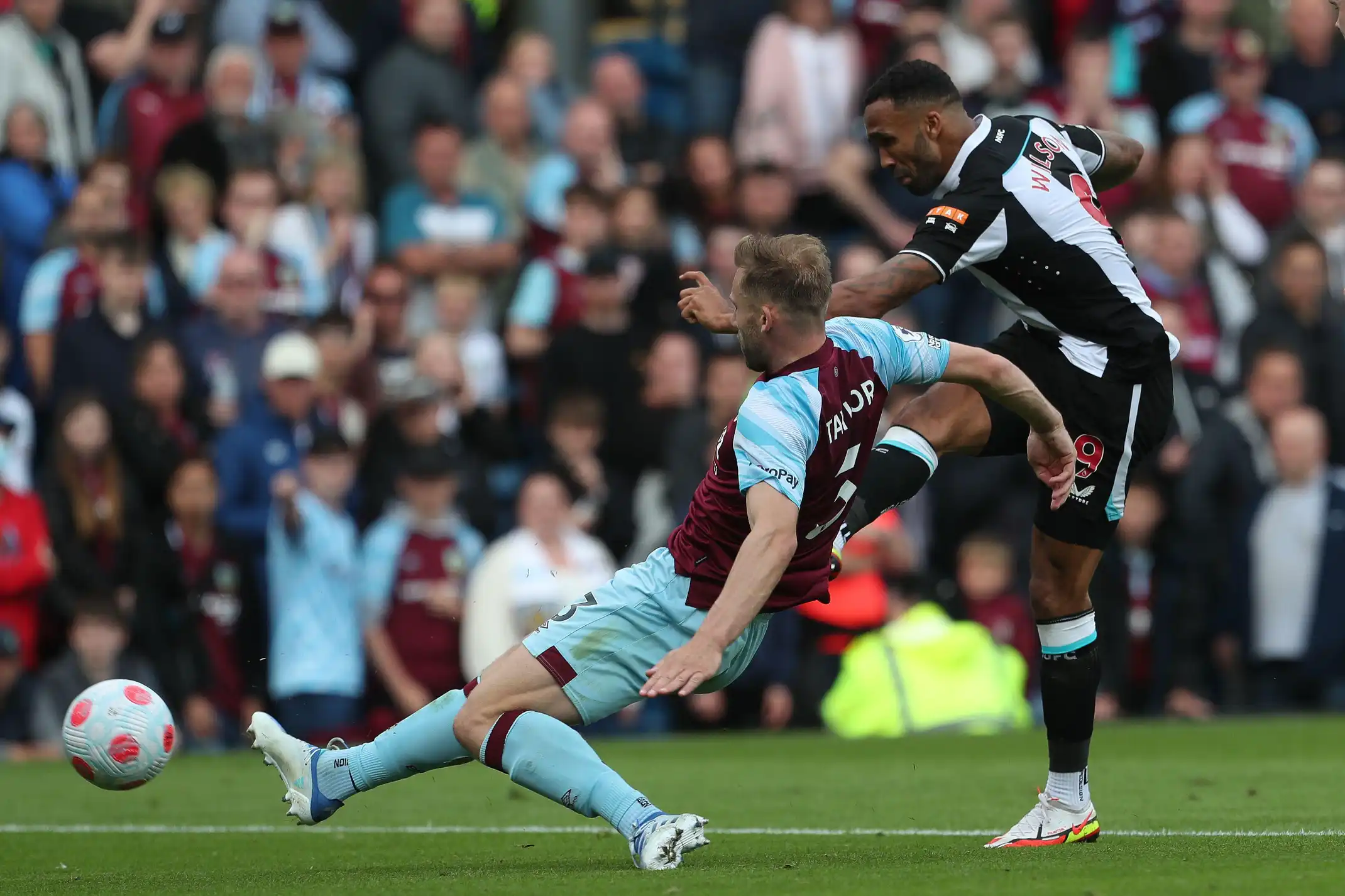 Callum Wilson, do Newcastle United, chuta a gol durante a partida da Premier League entre Burnley e Newcastle United