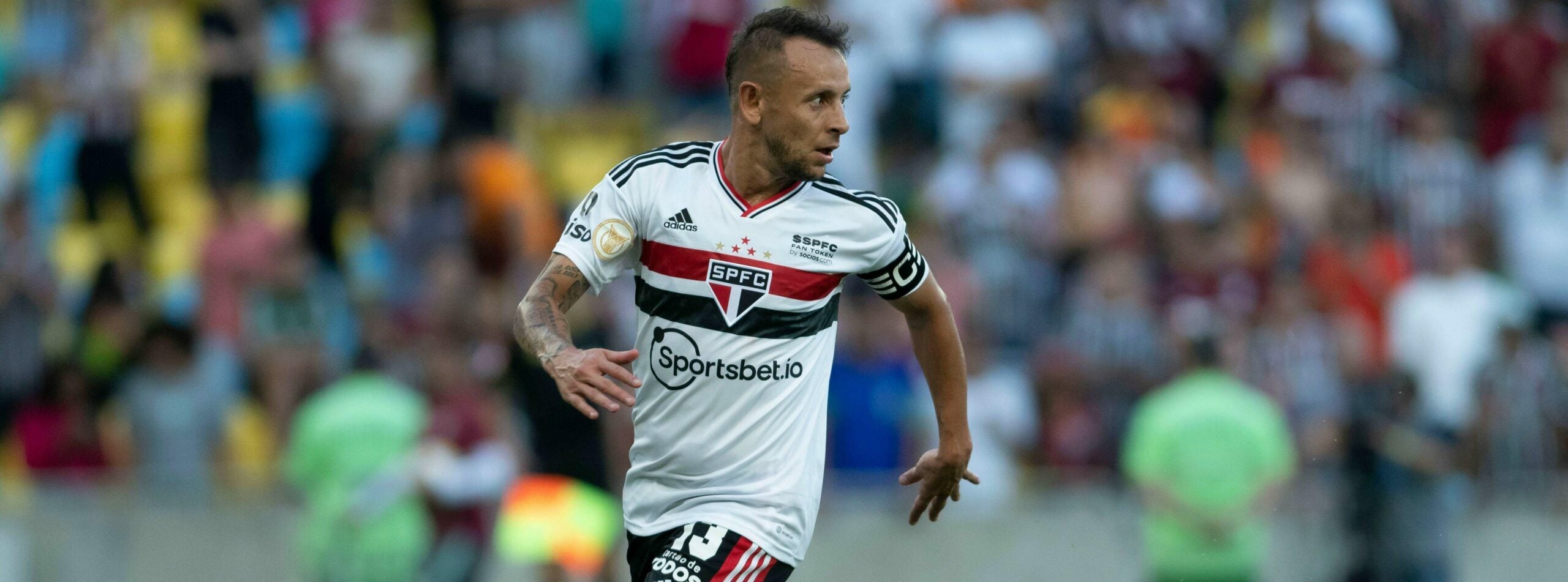 Rafinha em campo pelo São Paulo durante o Campeonato Brasileiro 2022.