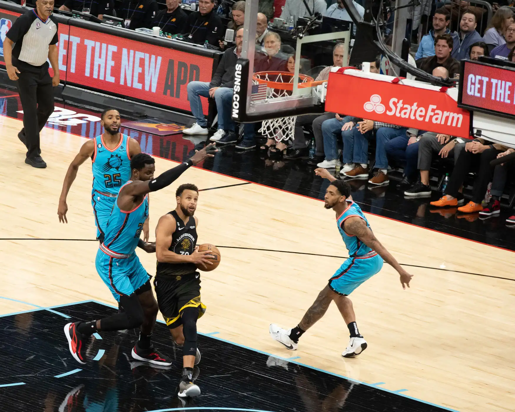Stephen Curry (#30 Golden State Warriors) em ação durante o jogo da National Basketball Association entre o Golden State Warriors e o Phoenix Suns no Footprint Center em Phoenix, Arizona.