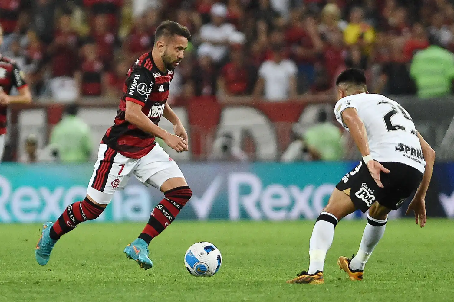 O jogador Matheuzinho durante a partida entre Flamengo e Corinthians, pelo segundo jogo da final da Copa do Brasil, no Maracanã.