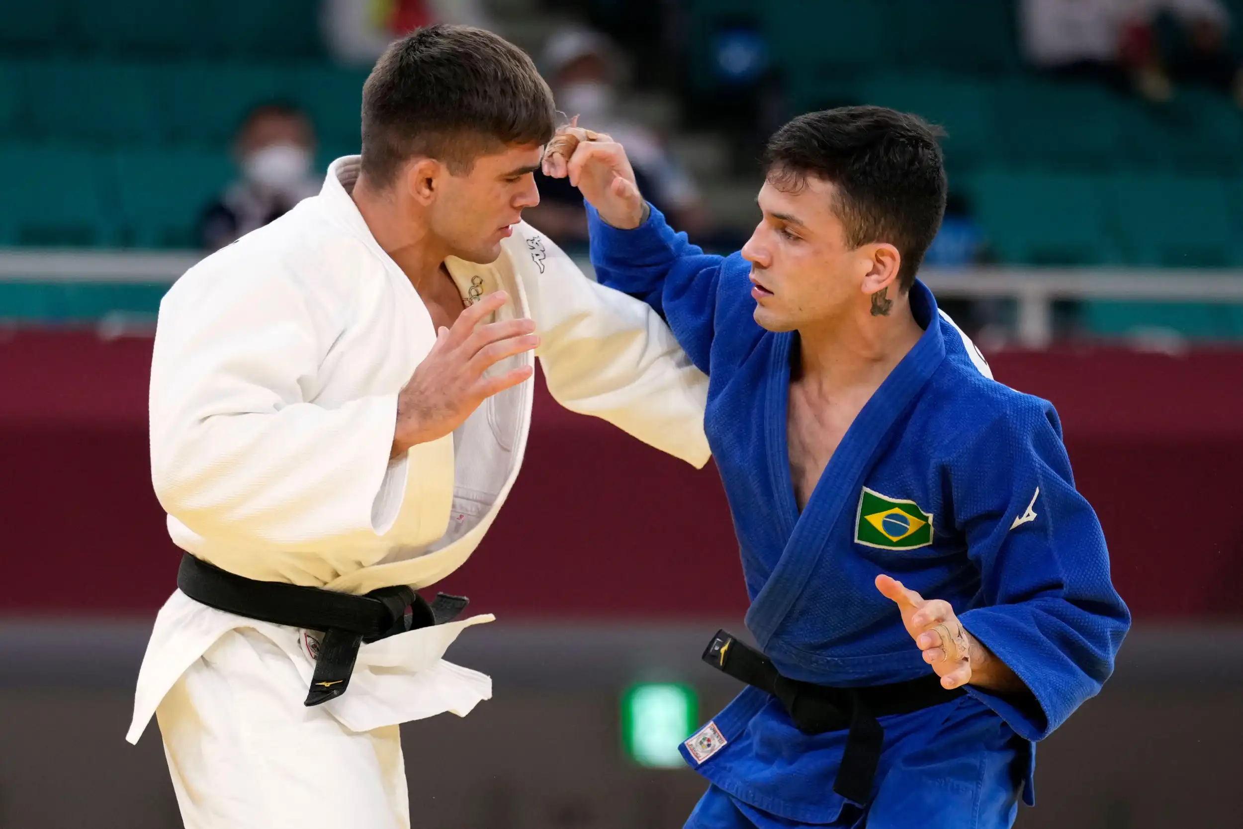 Manuel Lombardo da Itália, à esquerda, e Daniel Cargnin do Brasil competem durante a partida de quartas de final de judô masculino -66kg nas Olimpíadas de Verão de 2020